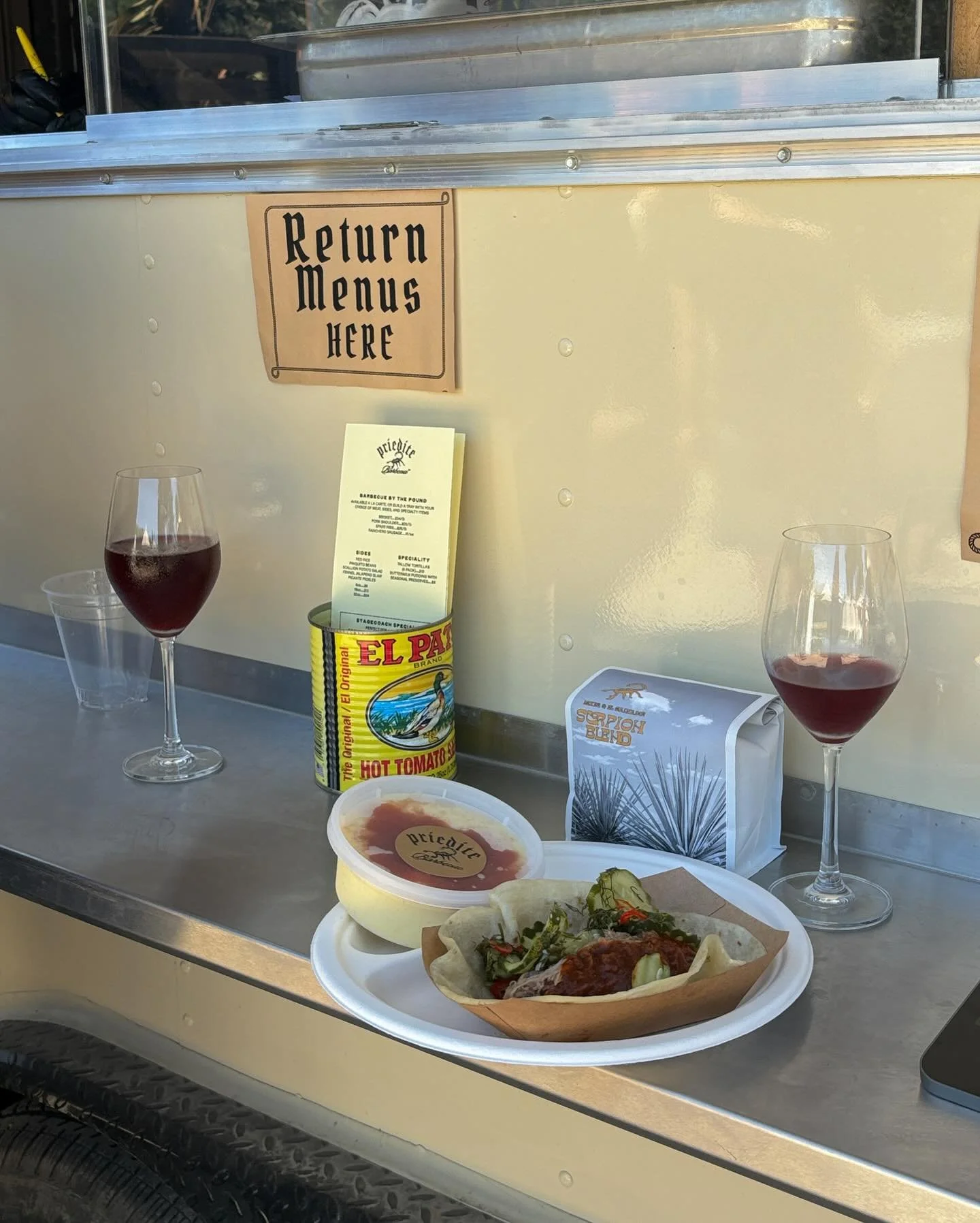 Come by this weekend for @prieditebarbecue and a glass of wine (or two) before the holiday chaos sets in. Open today through Sunday, 11am to 6pm 🎄