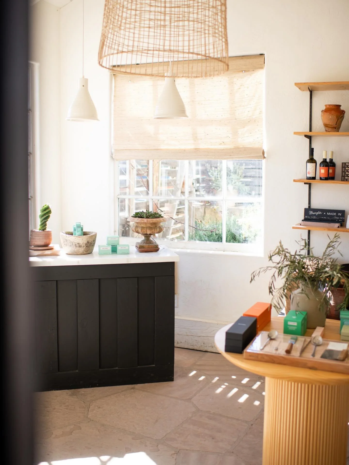 Bodega will be closing early today for a private event &mdash; come in and see us before 3pm! Back tomorrow with our usual weekend hours 11a-6p 🍻
📷 @bonjwing