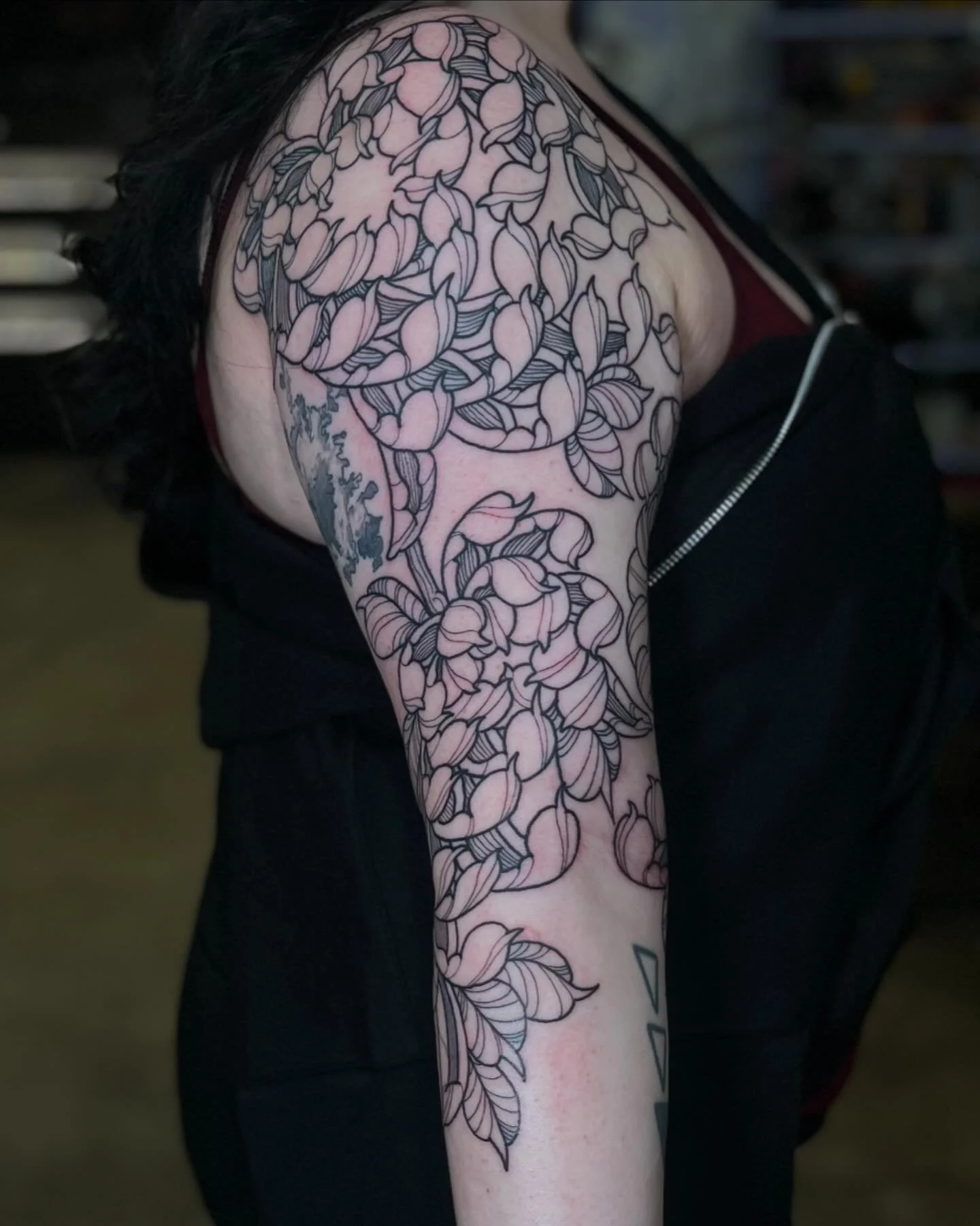 Work in progress chrysanthemum half sleeve/ cover up! Thanks for looking!
Books open!
Made @superelectrictattoo 
#JapaneseTattoo #Irezumi #TattooSleeve #BlackworkTattoo #FloralTattoo #CustomTattoo #Wabori #TattooInProgress #EugeneTattoo #OregonTat
