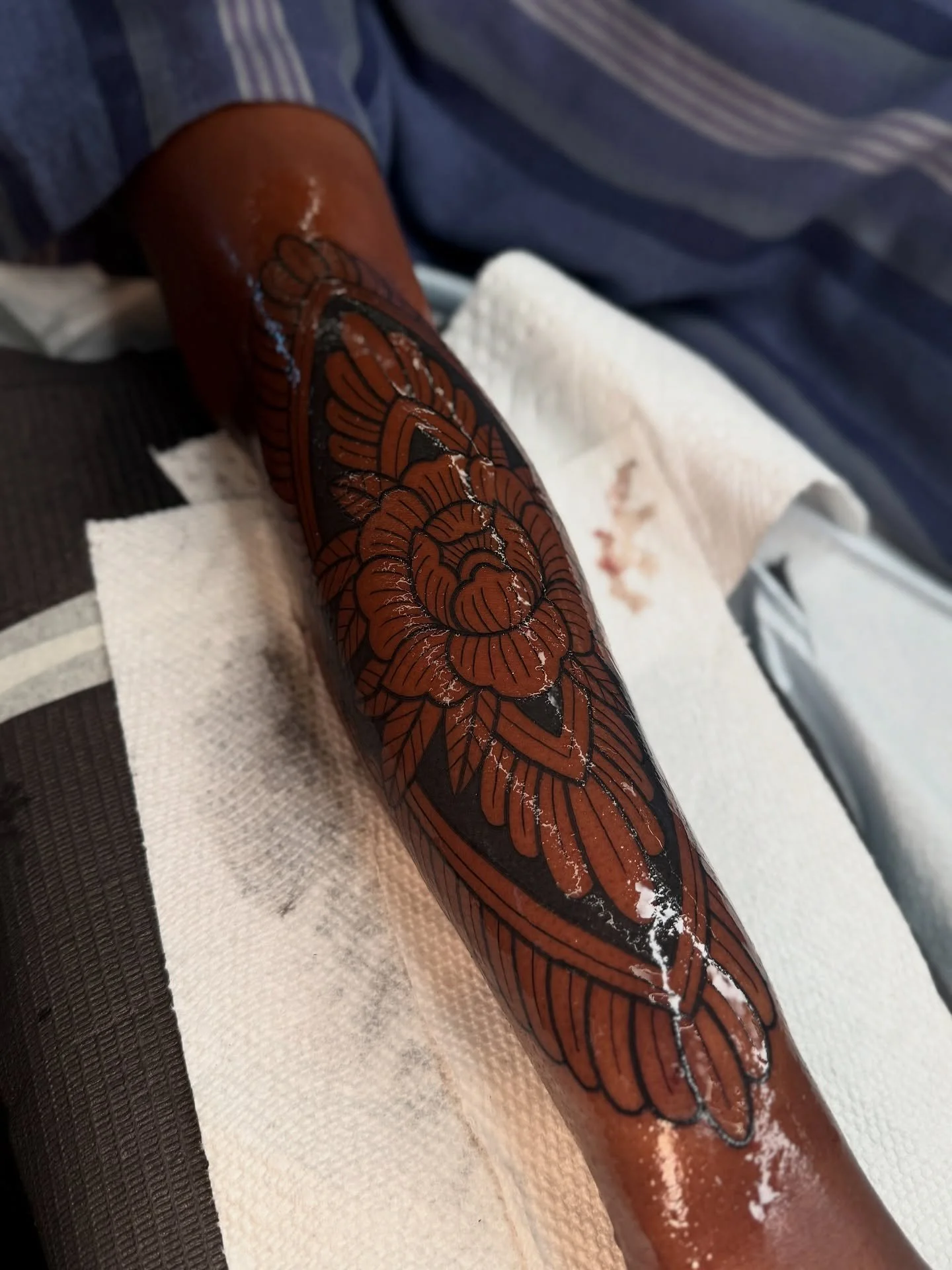 For my sweet sweet Em! Swipe for some juicy wet photo lol. They’re moving at the end of the month so I had to send them off with a cutie ornament!🌟💗🎀 
Made at @superelectrictattoo 
#tattoo #superelectrictattoo #ornamentaltattoo #boldtattoo