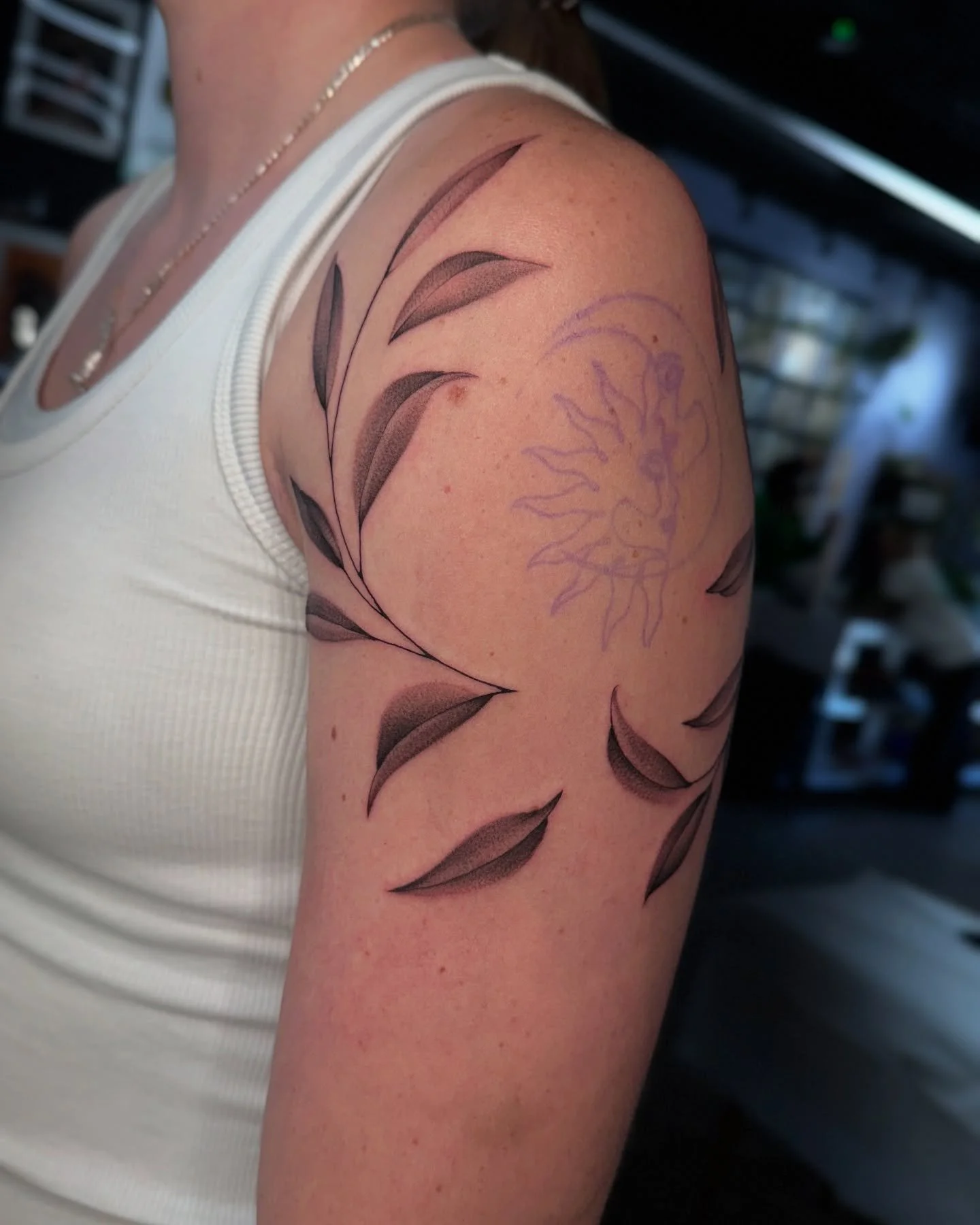 Start of a larger project for shooter Sammie 💗🦆🐥 I wanna do more vines and such, maybe some vine back piece stuff 👀👀
#superelectrictattoo #tattoo #oregontattoo #pdxtattoo #eugeneoregon #portlandoregon #portland #goducks #finelinetattoo #vinetat