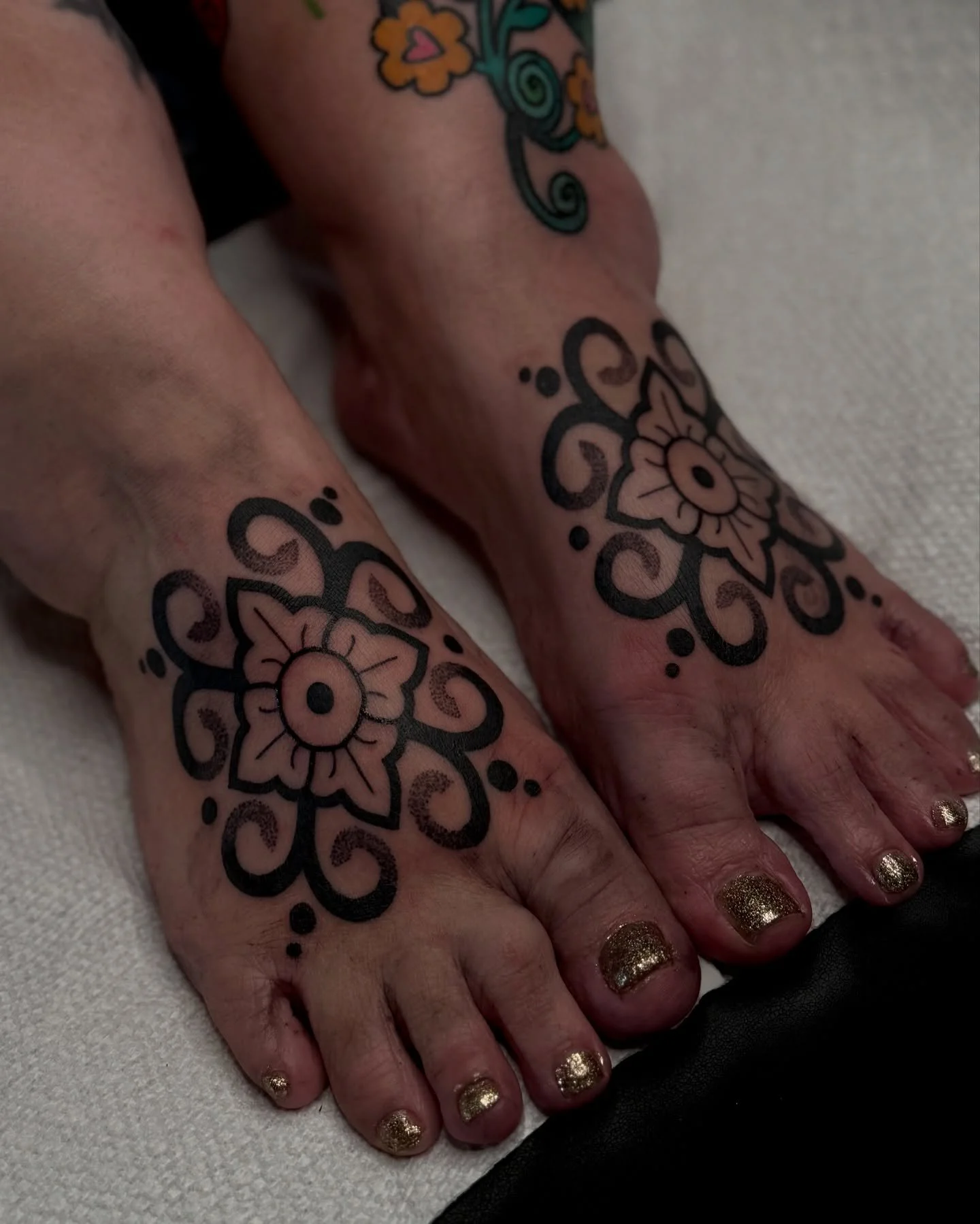 One shot double foot ornaments for Amy!! 
Made at @superelectrictattoo 
#ornamentaltattoo #ornamental #oregontattoo #pdxtattoo #eugeneoregon #portlandoregon #blacktattoo #boldtattoo #foottattoo #blacktattooartist #femaletattooer #superelectrictattoo