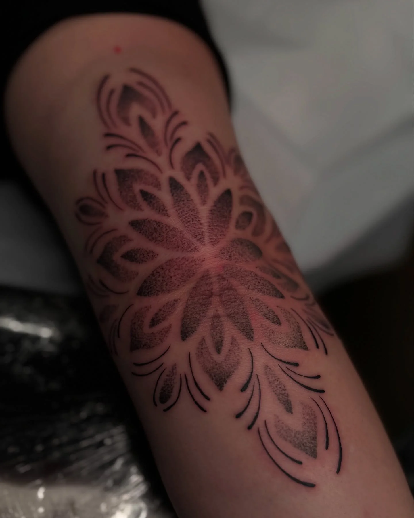 Hand poked elbow! So cute so very niceeeee 
Made at @superelectrictattoo 
#tattoo #oregontattoo #pdxtattoo #blacktattooartist #femaletattooer #eugeneoregon #pdx #handpokeartist #handpoke #ornamentaltattoo #elbowtattoo #mandala #geometric
