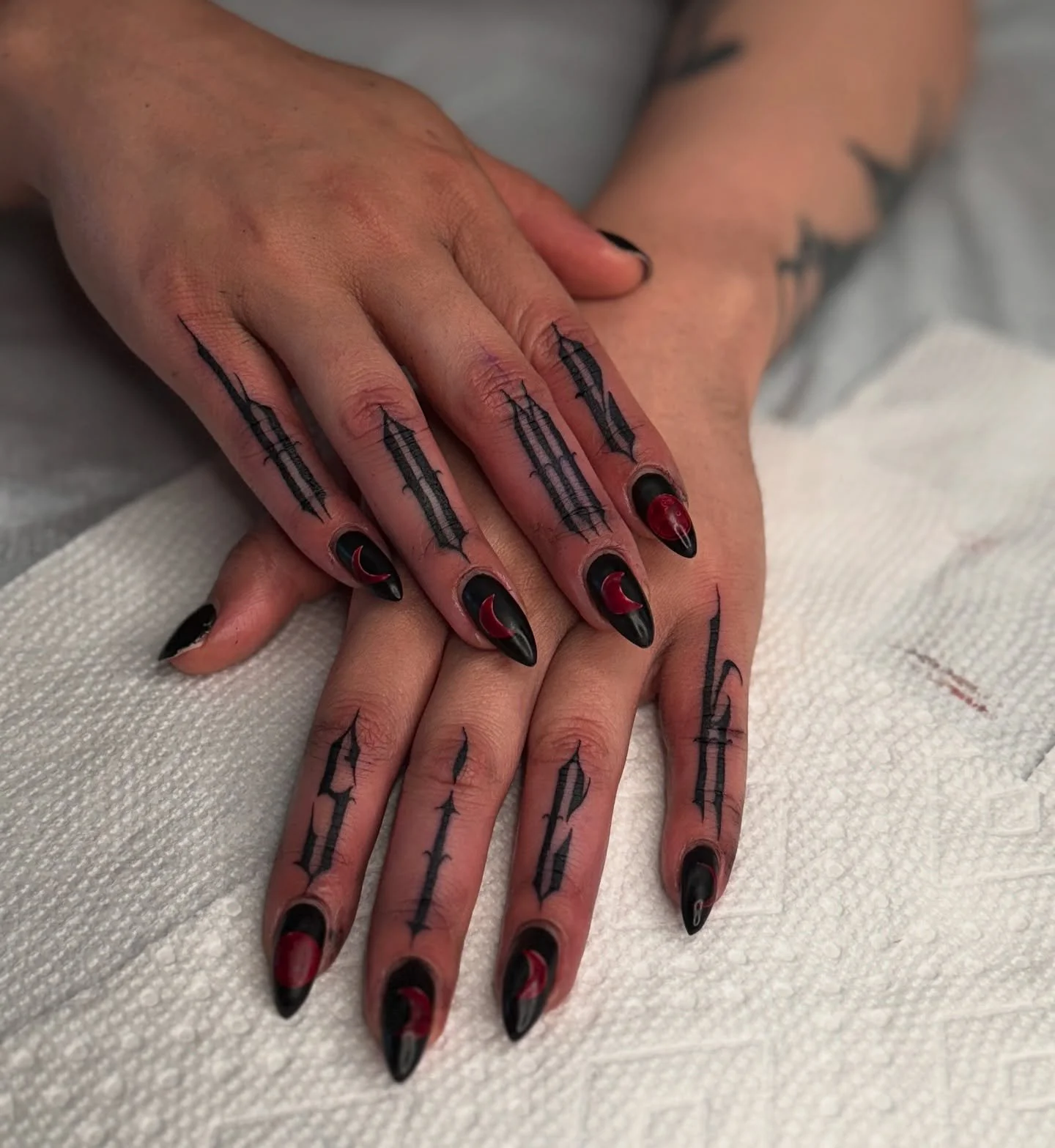 Homesick!🪄
Made at @superelectrictattoo 
#tattoo #blacktattoo #fingertattoo #oregontattoo #pdxtattoo #eugeneoregon #superelectrictattoo #blacktattooartist #femaletattooer #letteringtattoo #lettering #portlandoregon #oregonartist #yay