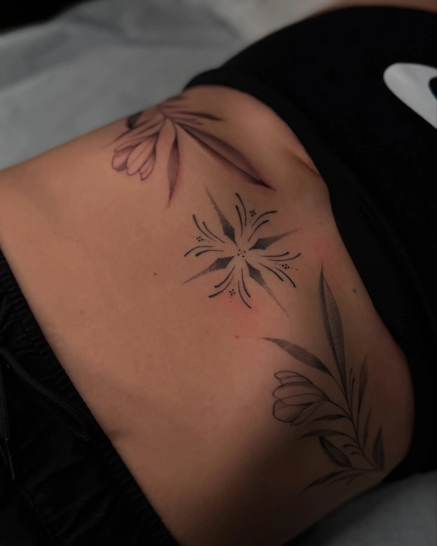 Sternum of your dreams💗 finished this up for Savannah! 
Made at @superelectrictattoo 
#tattoo #finelinetattoo #fineline #pdxtattoo #eugenetattoo #oregontattoo #superelectrictattoo #floraltattoo #sternumtattoo #ornamentaltattoo #blacktattoo #blackta