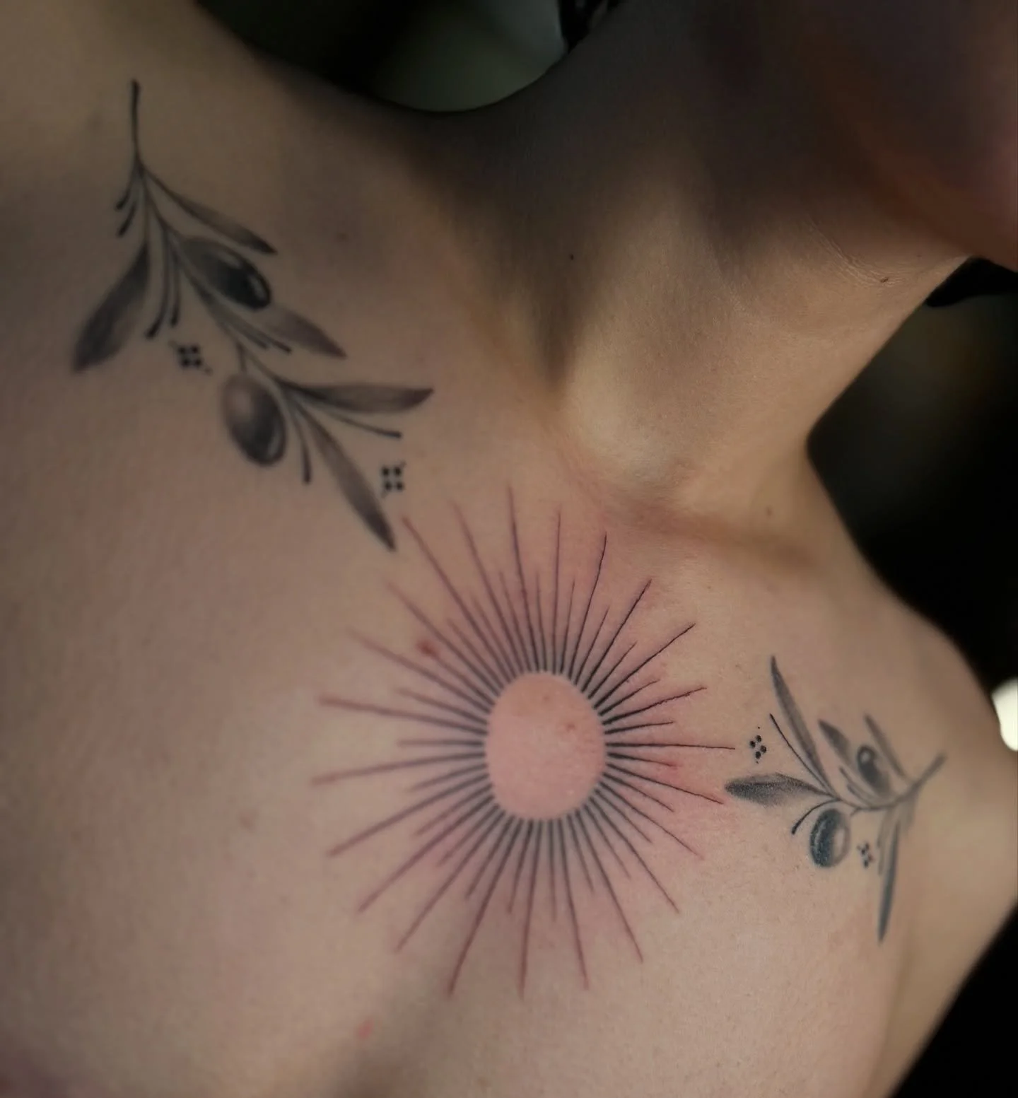 Fun little project! Very cute very awesome very cooool! Olive branches healed and done by me! Thanks for looking divas 💗🌷😚
Made at home base @superelectrictattoo 
#olivebranch #oregontattoo #pdxtattoo #blacktattoo #chesttattoo #femaletattooer #bl