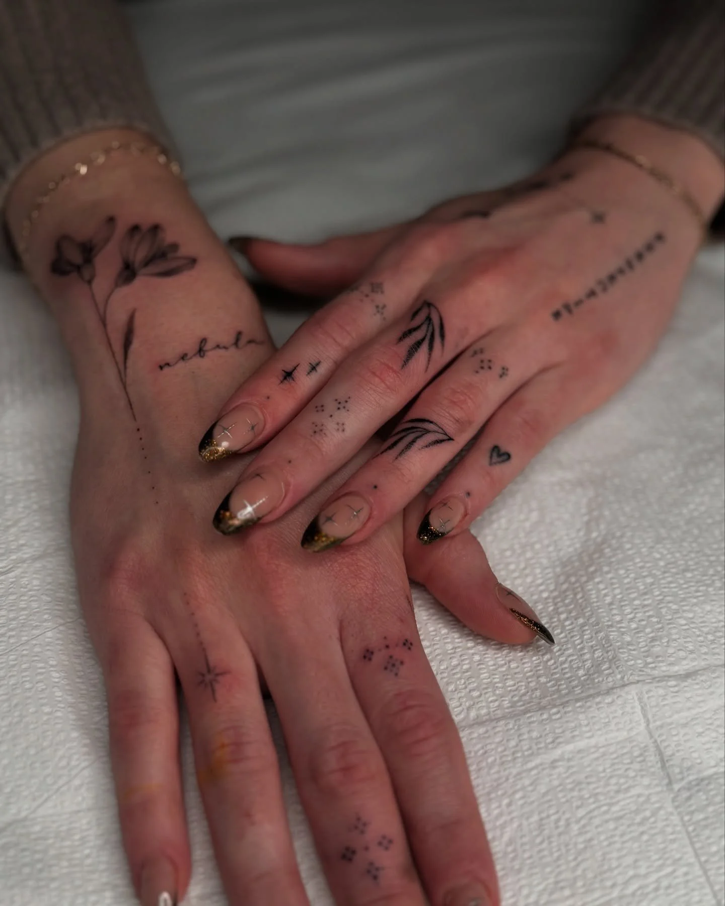 Hand cuteness!! Right hand healed (touched up vines), left is fresh 🪻🌷
Made at @superelectrictattoo 
#tattoo #oregontattoo #pdxtattoo #blacktattoo #blacktattooartist #femaletattooartist #oregonwbb #oregonducks #finelinetattoo #finelinekillers #orn