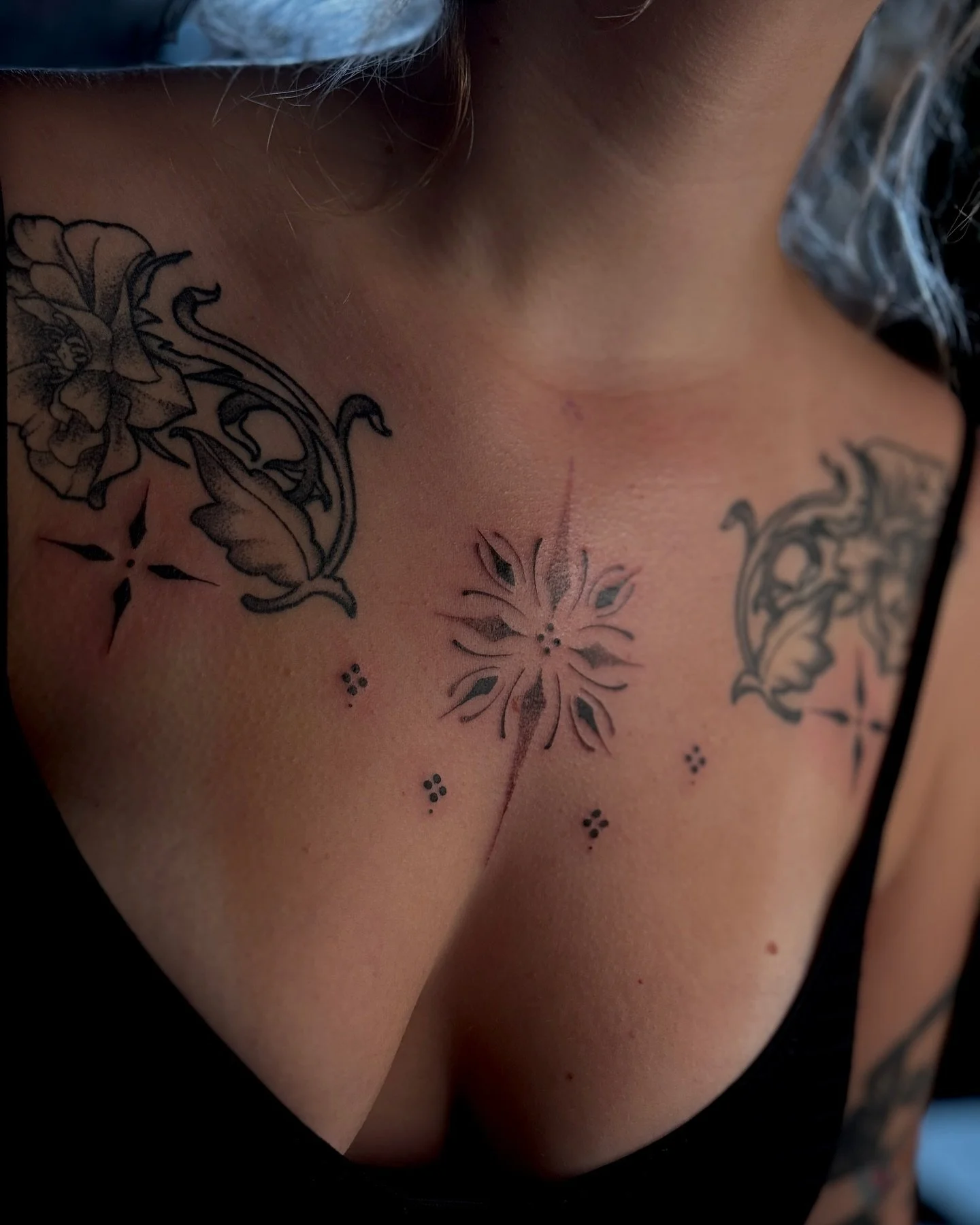 Pretty pretty!!!! Love this one😌 flowers by @jessica.blossom.ink LOVE U GIRL 
Made at @superelectrictattoo 
#tattoo #chesttattoo #ornamentaltattoo #finelinetattoo #oregontattoo #pdxtattoo #blacktattooartist #femaletattooartist #eugenetattoo #supere