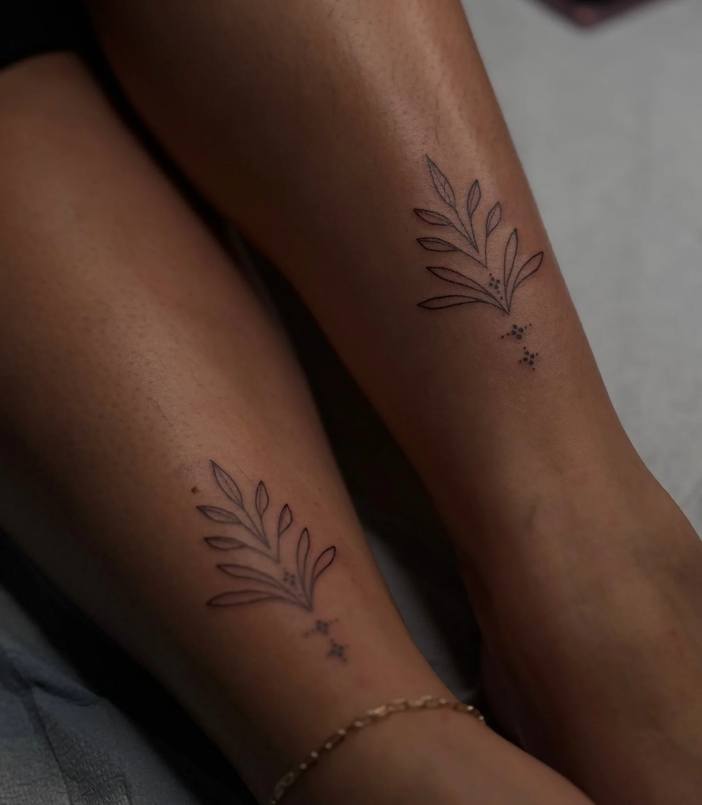 The trade of my dreams🤩  @_wild.fern_ made me the most beautiful custom ring I can’t even believe it🥹 
made at @superelectrictattoo 
#tattooed #ornamentaltattoo #smalltattoo #oregontattoo #pdxtattoo #eugeneoregon #turqoise #shintattoo #finel