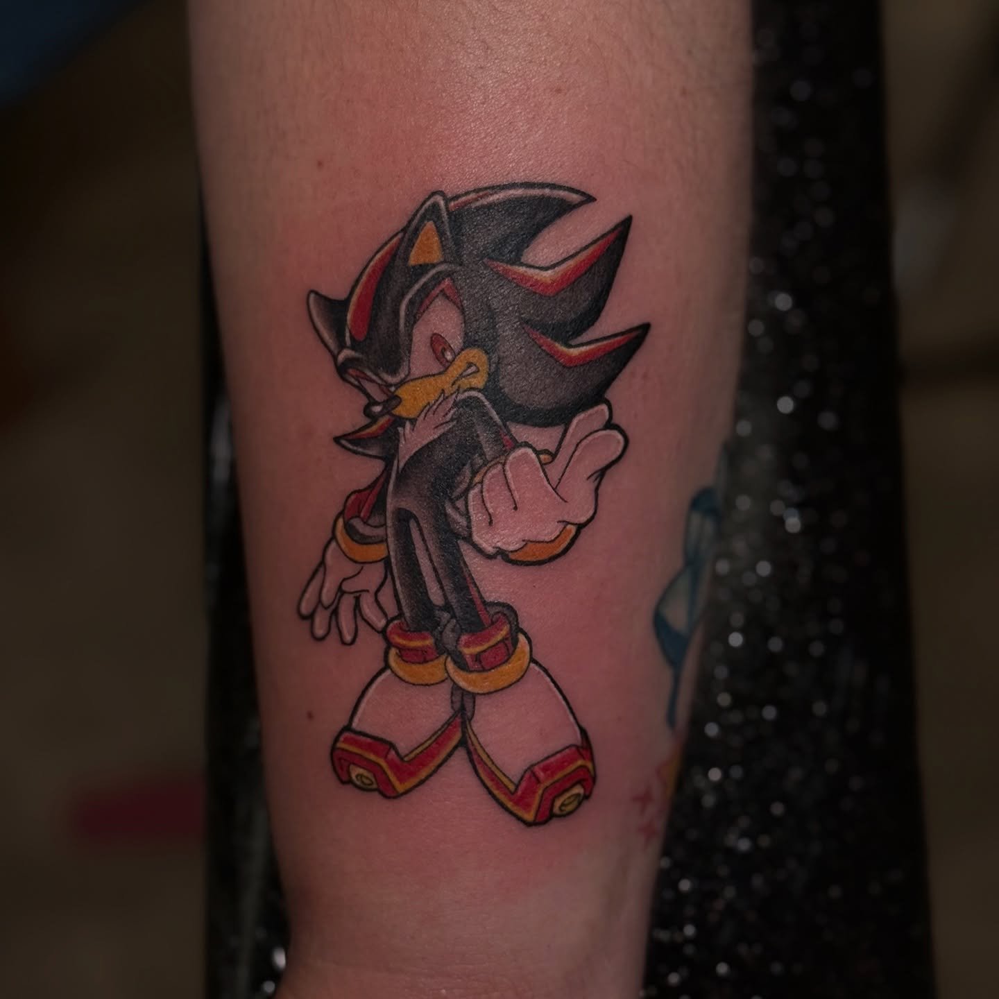 Shadow 🖤✨ would love to do some more Sonic Tattoos 😈 booking July 🫶
.
.
.
#eugenetattooartist #eugenetattoo #sonictattoo #sonicthehedgehog #shadowthehedgehog #shadowtattoo #videogametattoo