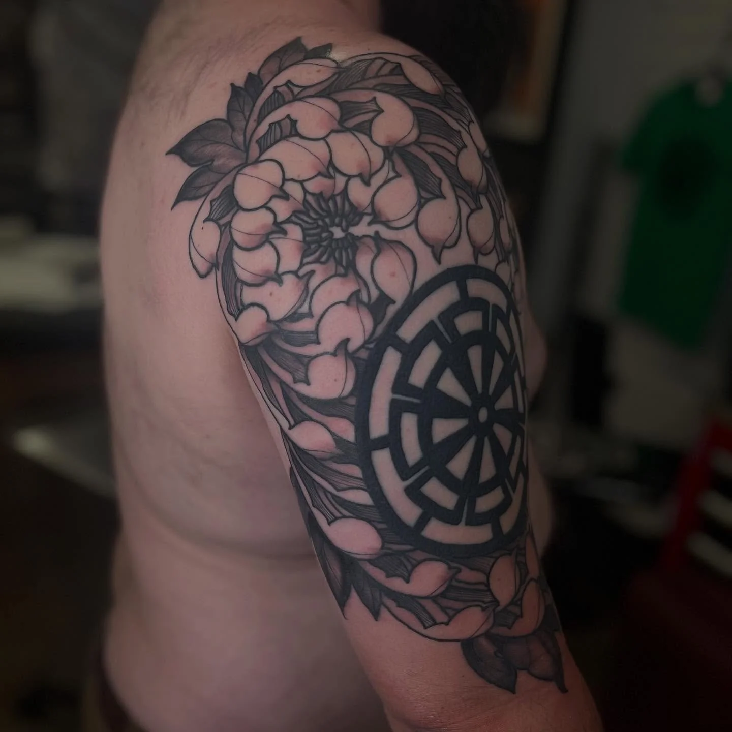 Komatsu family mon rework and added chrysanthemum for my cousin chase. It was super cool to work on this for him. This was my great grandmothers family crest as well.
Made @superelectrictattoo 
.
.
.
.
.
.
.
.
.
.
.
.
.
#familymon #komatsu #familycr