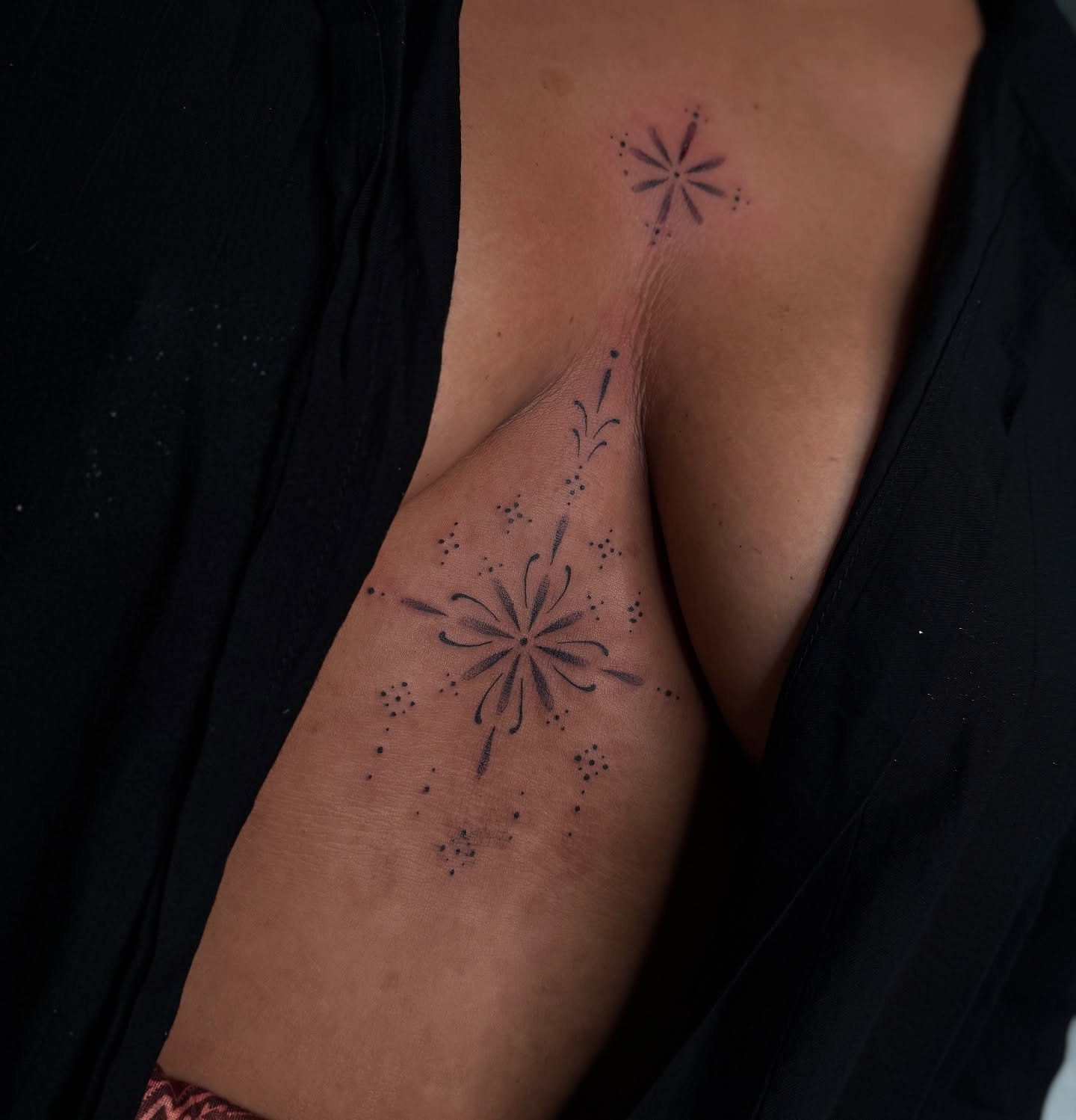 Sternum ornaments are soooooo cute❣️ 
Made at @superelectrictattoo 
#tattoo #ornamentaltattoo #superelectrictattoo #finelinetattoo #sternumtattoo #oregontattoo #pdxtattoo #femaletattooartist #blacktattooartist #portlandoregon #eugeneoregon #exploreg