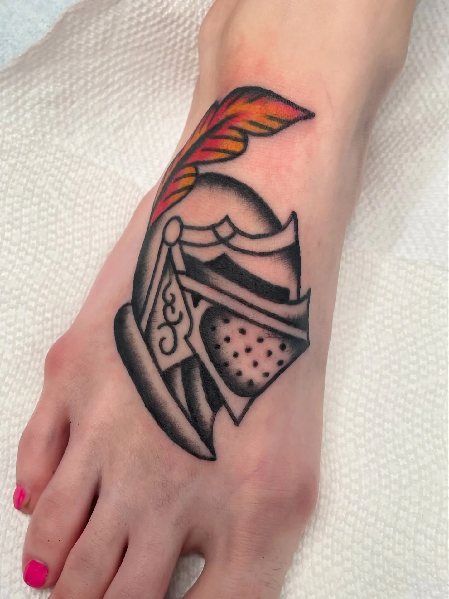Free foot pic for you freaks. 🦶 
Sat tough for a tough tat. Thanks for getting my flash!
#trad #traditionaltattoo #americantraditional #tattooflash #boldtattoos #pdx #eugene #uo #pdxtattoo #radtrad