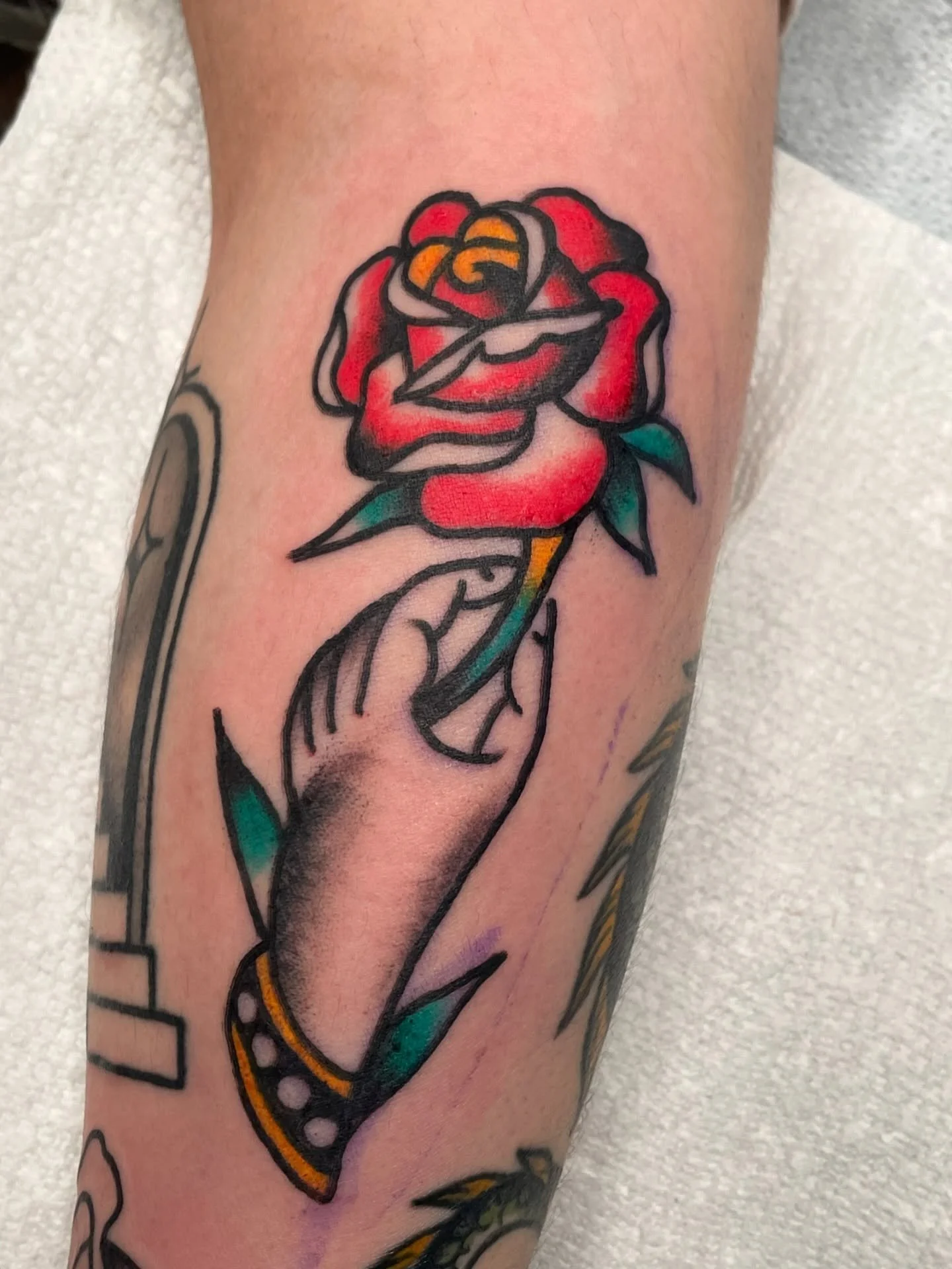 Quick little rose flash
 🫰🌹🫰🌹🫰🌹
#tattooflash #trad #traditionaltattoo #boldtattoos #oldschooltattoos