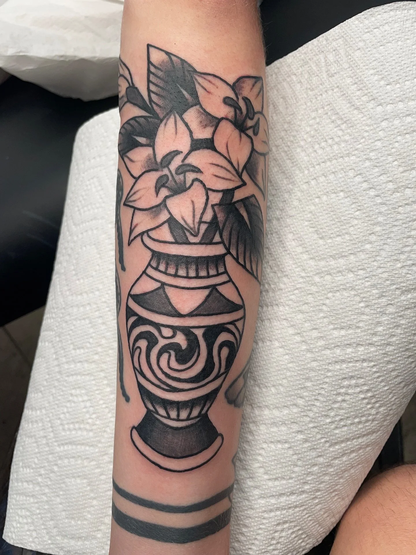 Gap filler  drawn to fit
#traditionaltattoo #oldschooltattoo #trad #boldtattoos