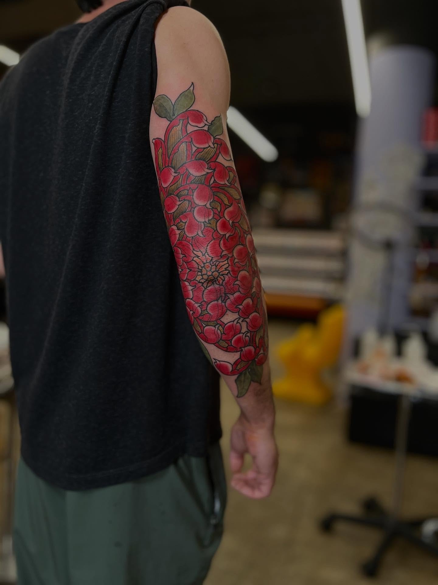 Drawn on! All done in one session! Had a blast making this chrysanthemum!
Books open link in bio! 
Made @superelectrictattoo 
.
.
.
.
.
.
.
.
.
.
.
.
.
.
.
#JapaneseTattoo #Irezumi #TattooSleeve #drawnontattoo #FloralTattoo #CustomTattoo #Wabori #