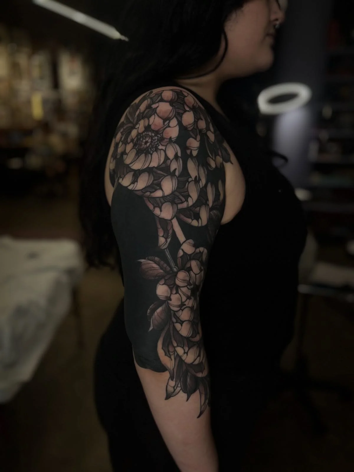 🌺 Some fresh some healed! Always love making a mum sleve 🌺 
Made at @superelectrictattoo 
Booking link in bio
.
.
.
.
.
.
.
.
.
.
.
.
.
.
.
.
.
#chrysanthemums #chrysanthemumtattoo #floraltattoo #flowers #blackworktattoo #blackoutsleeve #eugeneta