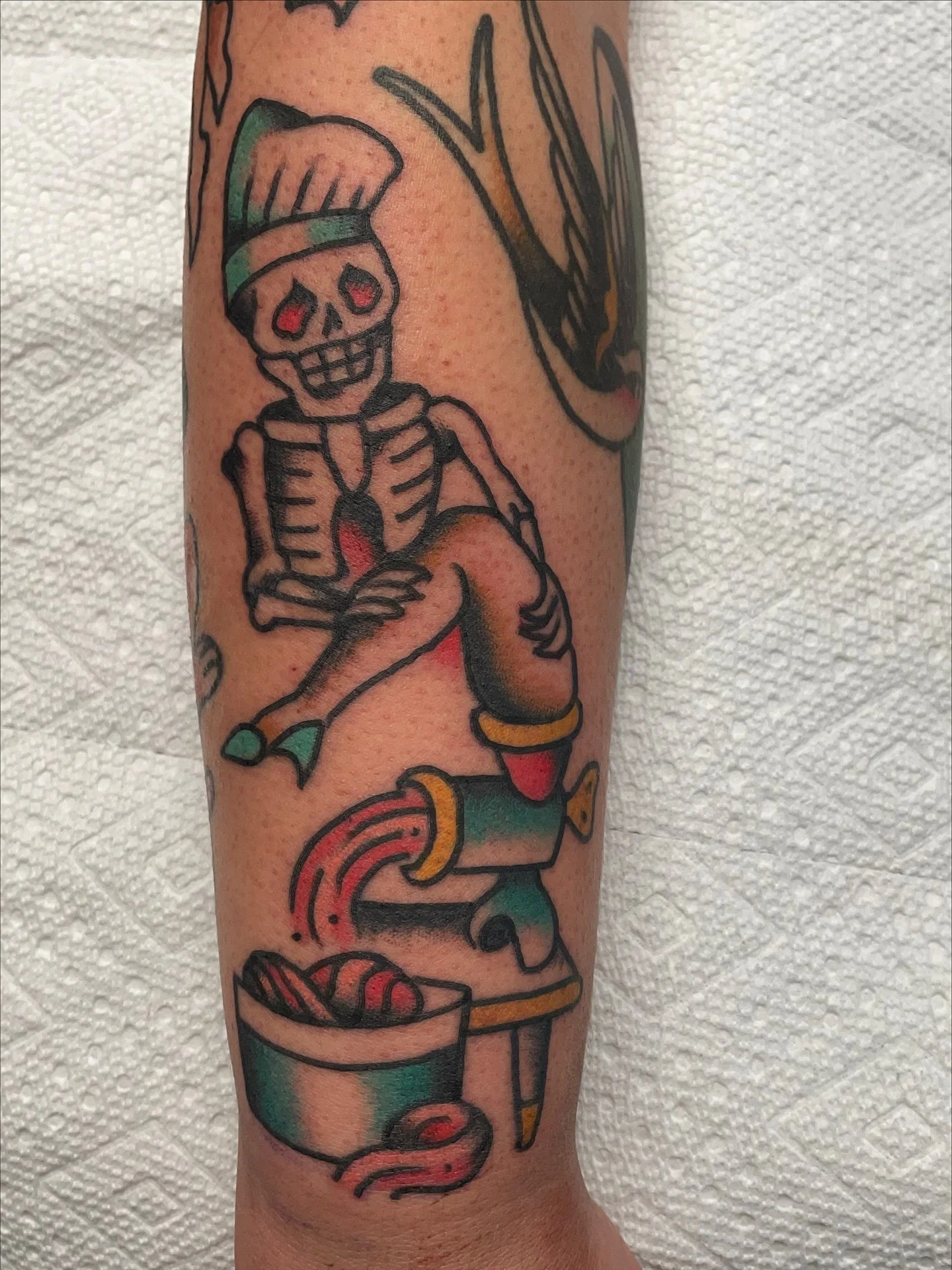 Meat grinder 
💀🦵🔪🍝
#traditionaltattoos #boldtattoos #tattooflash #americantraditional #trad #gapfiller #pdx #pdxtattoo #eugene #eugenetattoo #oregontattoo