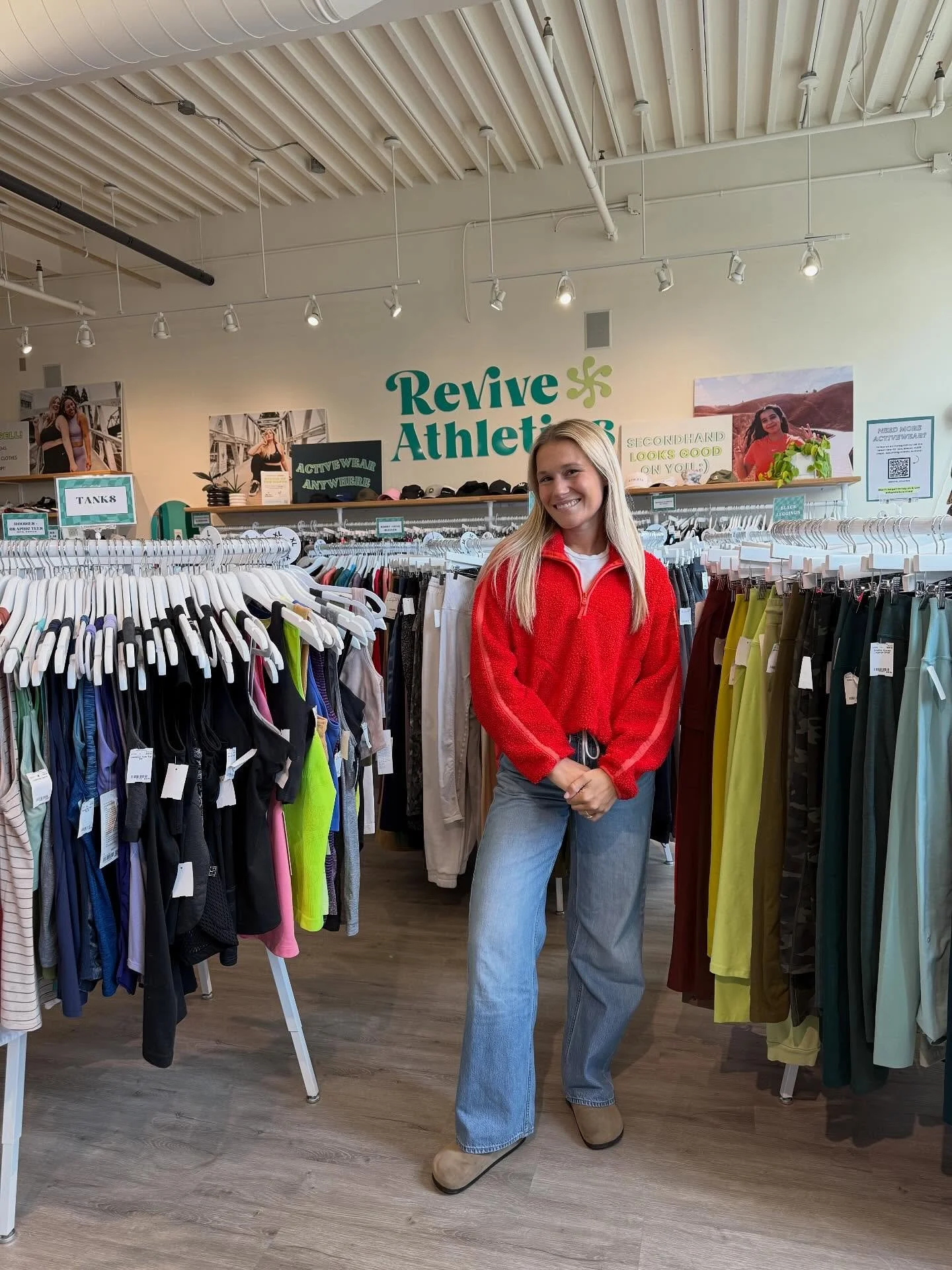 It’s time to wish this cutie a HAPPY BIRTHDAY! 🎉🎂 Courtney is the face behind our beautiful Instagram and many of the designs you see around the store. She brightens every room she walks in and the team knows if she’s around and we&rsqu