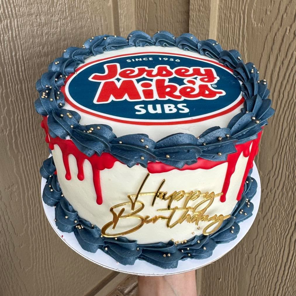 A cake for one of my favorite places deserved a permanent spot on the feed 😂🥰😍