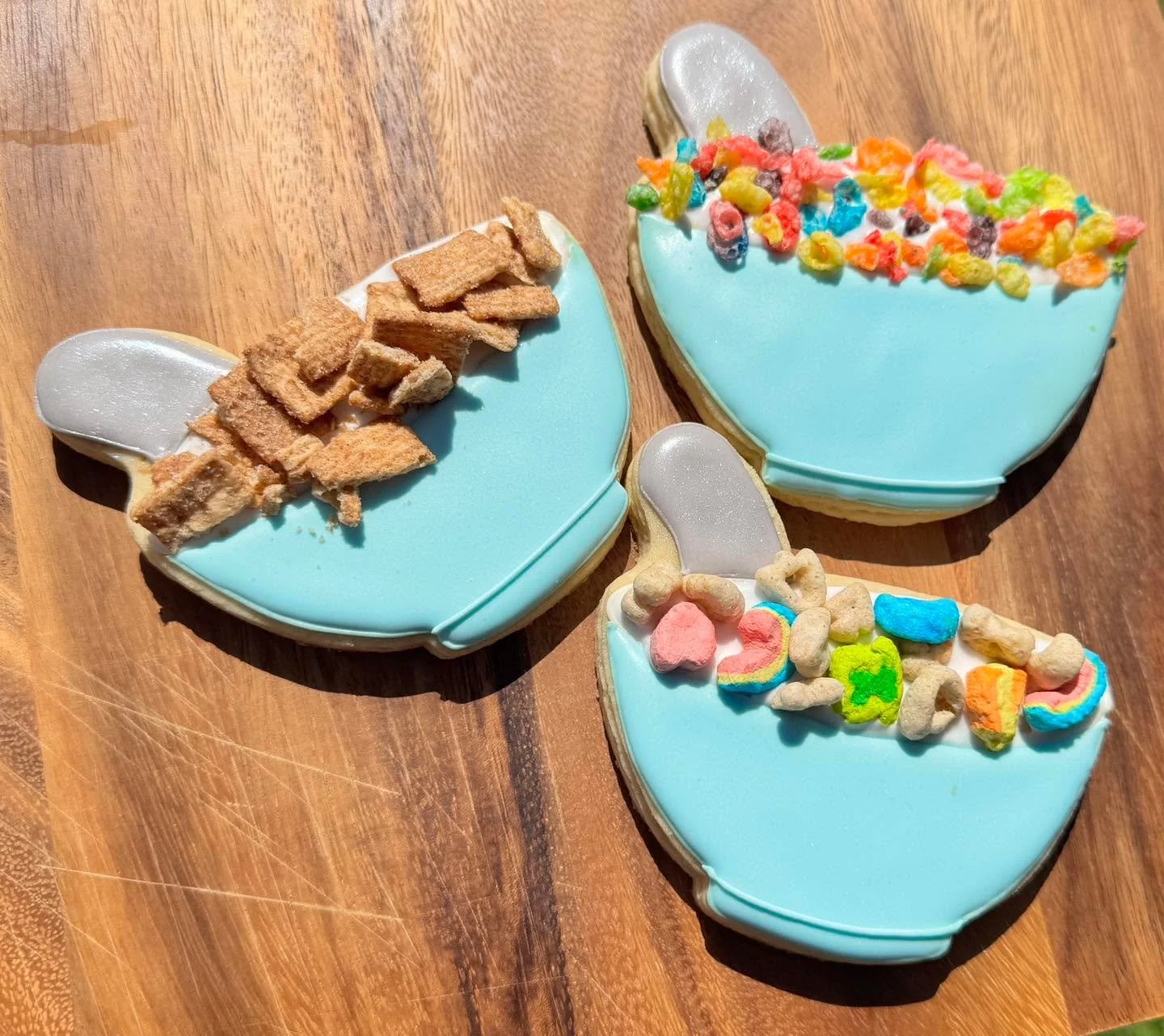 SOLD OUT 💔
Cereal-sly Sweet! 🥣✨
Had a little fun in the kitchen this weekend and ended up with these nostalgic cuties!
Only 2 boxes (6 cookies each) available and ready for pick-up tomorrow - $40

Perfect for:
🍓 Brightening up the office
🌈 Giftin