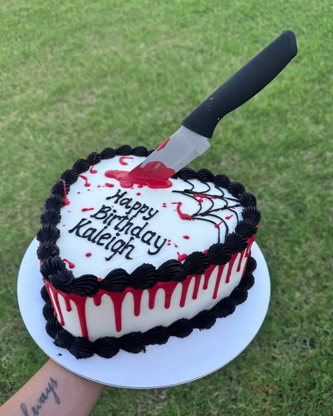 Cool thing about this cake is you don&rsquo;t need a knife because it comes with it 😂