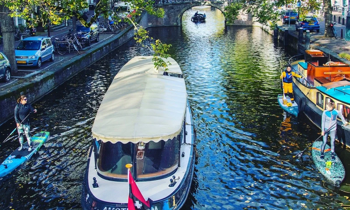 paddleboarding-amsterdam-canal-traffic.jpg