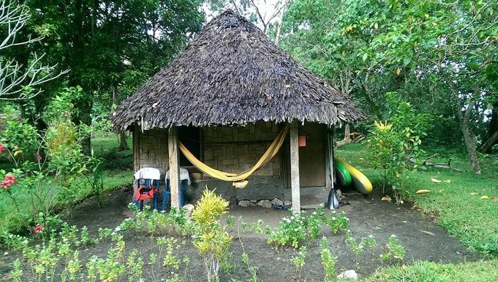 basic-thatched-huts-for-travellers-to-matantas-villlage-espiritu-santo-vanuatu.jpg