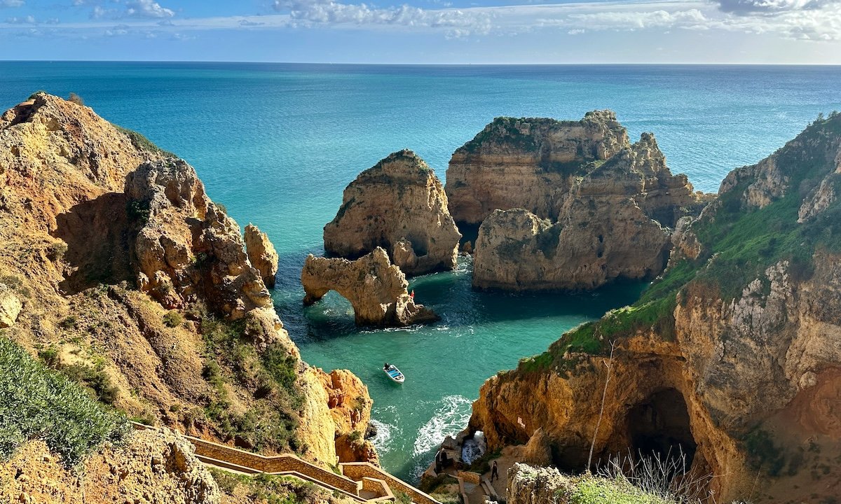 Ponta da Piedade. | Photos: Sokmean Nou / Unsplash