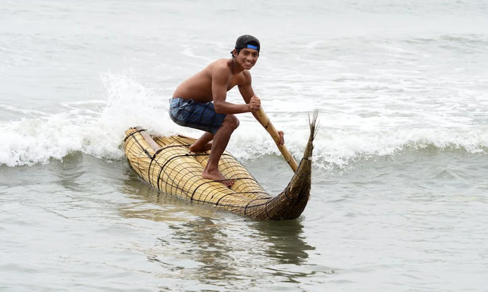 Juninho Urcia riding a Caballito de Totora Boat. | Photo: ISA/ Michael Tweddle
