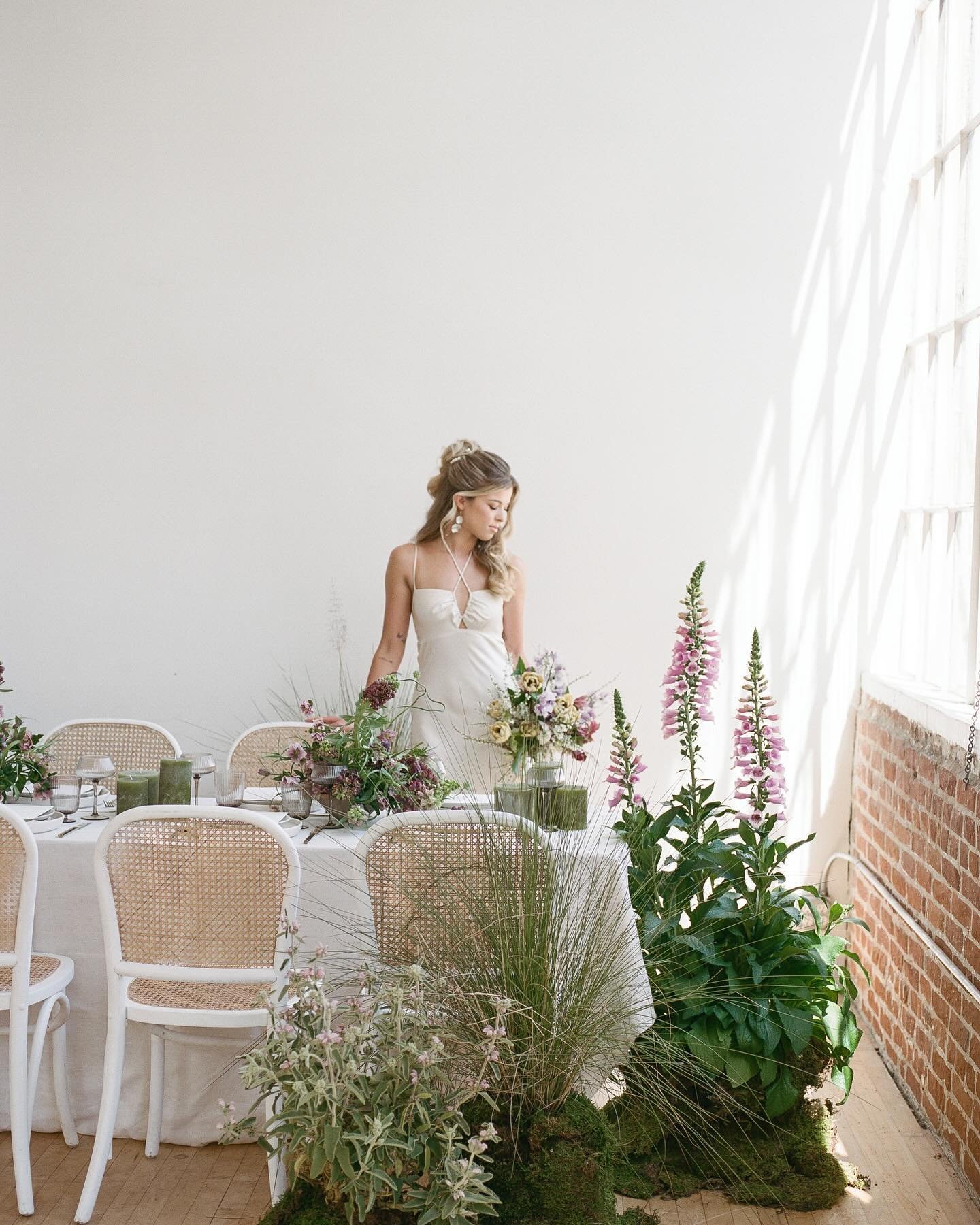All the ineffable beauty dripping with whimsy designed by my oh so talented friend @gatherfloral. I&rsquo;ll leave these here and let these photos speak for themselves. 

design and florals: @gatherfloral 
design and planning: @wildeandsageco 
hair: 