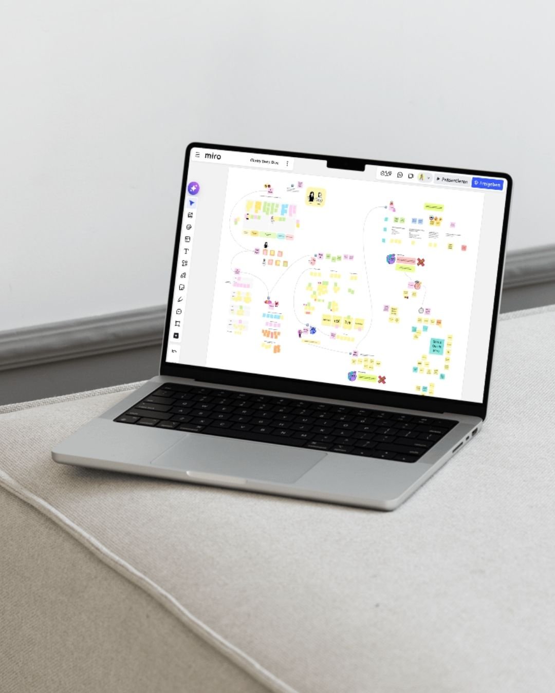 Arbeitsplatz für Business Strategie und Klarheitsarbeit mit Laptop