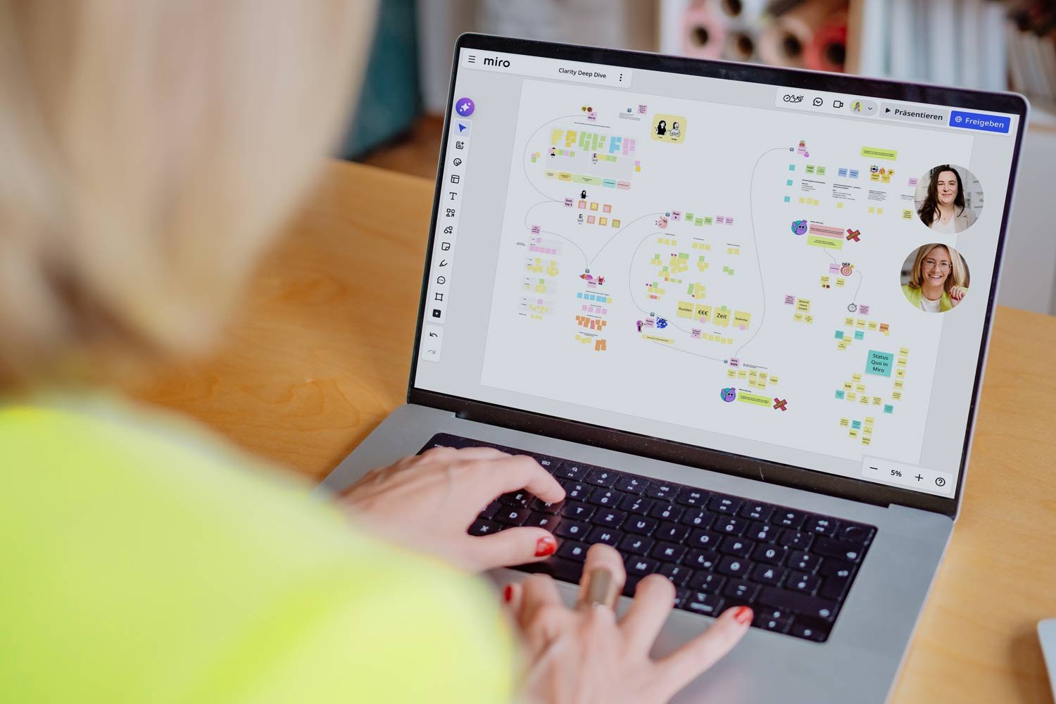 Selbstständige entwickelt klare Business Strategie am Laptop