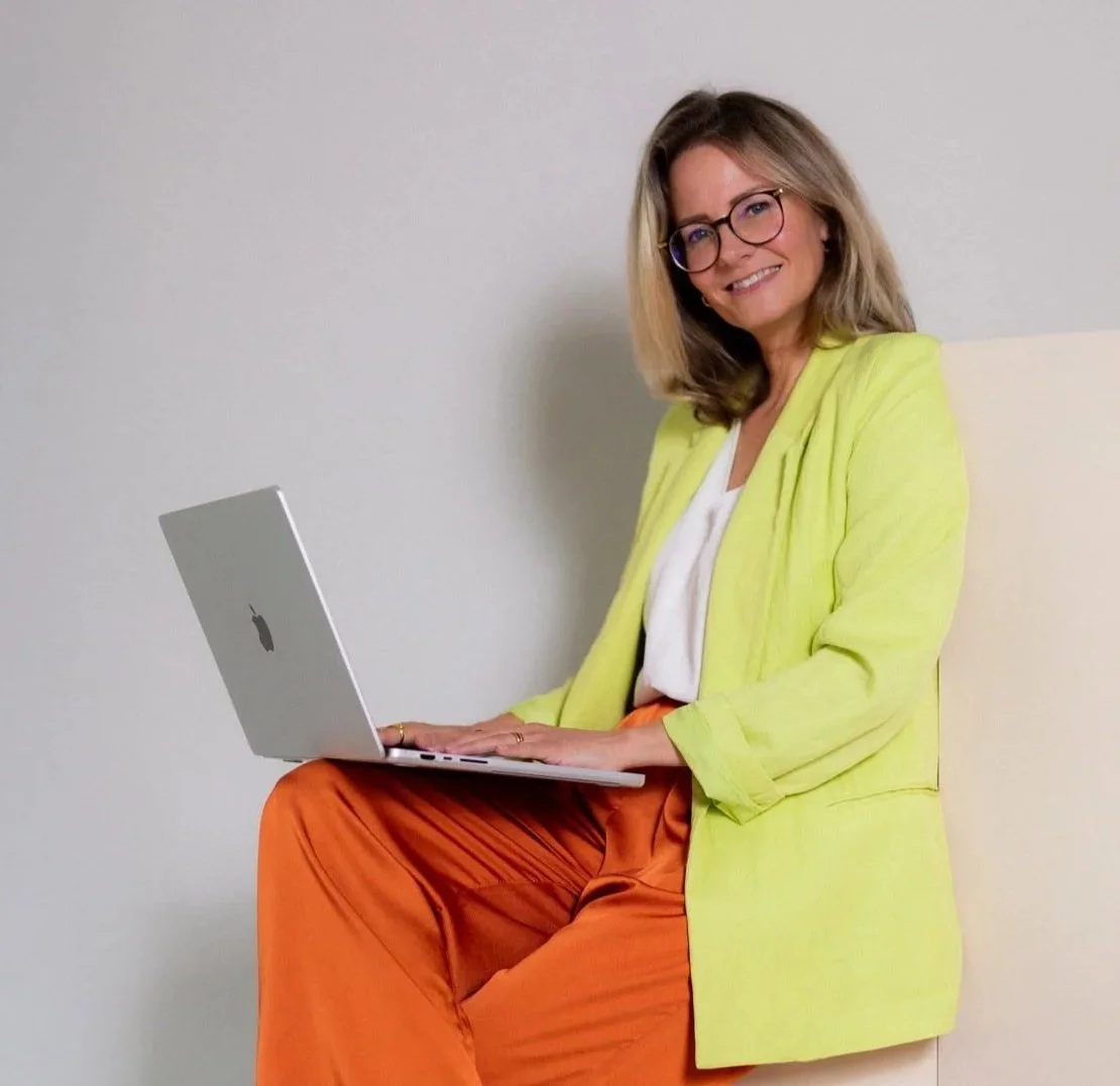 Markenstrategin entwickelt Strategien am Laptop