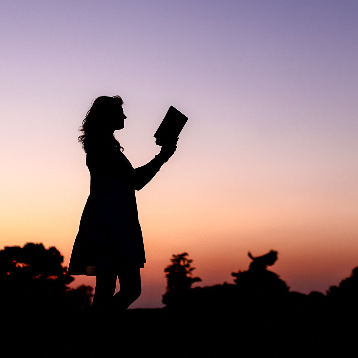 Senior silhouettes with an avid reader 

#lenexaks
#silhouetteportrait #kansascityseniorpictures #kansascityseniorphotographer #kansascityphotographer #silhouettephotographer