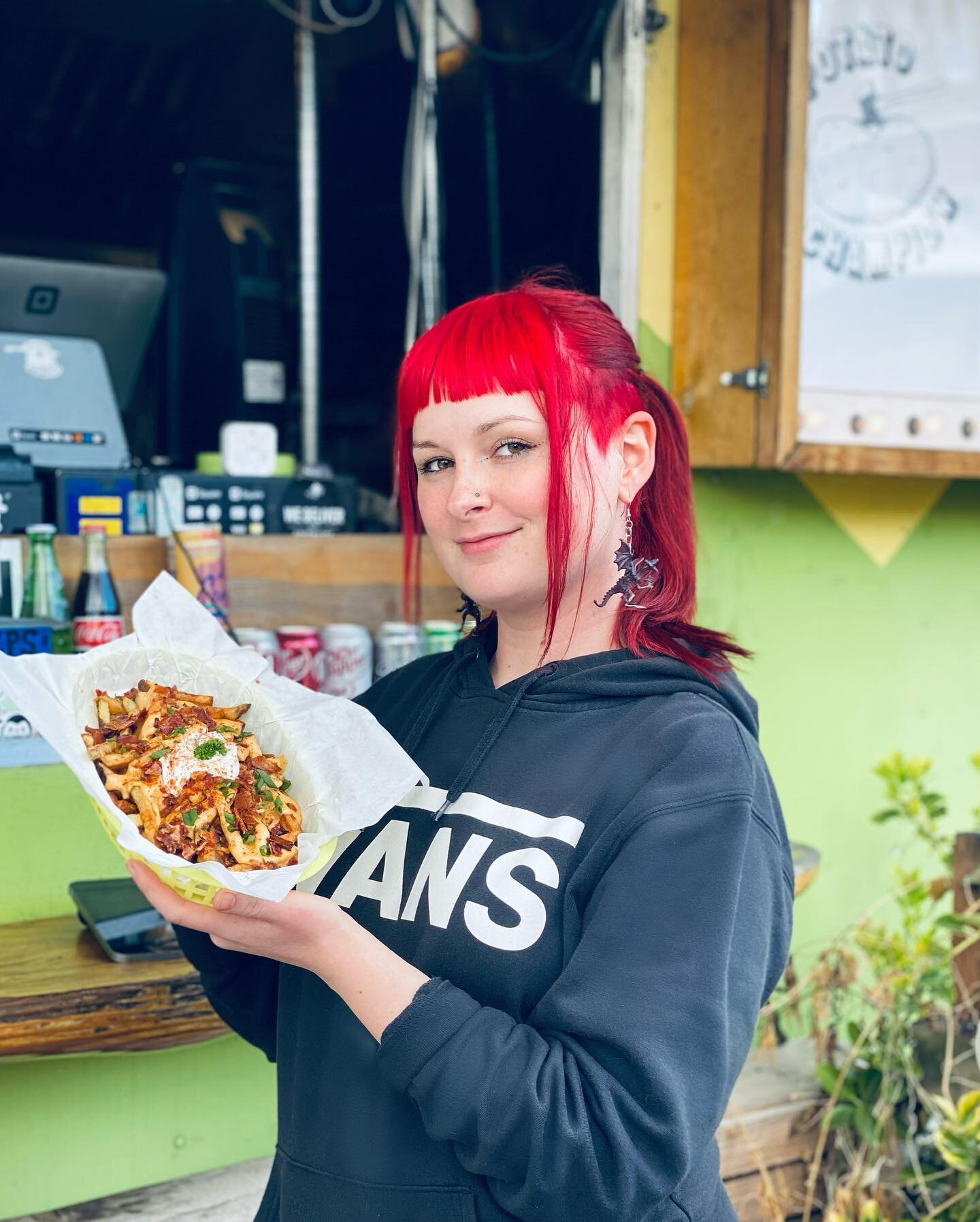 🔥EMPLOYEE SPECIAL ALERT🔥
✨𝙲𝚕𝚎𝚘&rsquo;𝚜 𝙻𝚘𝚊𝚍𝚎𝚍 𝙱𝚊𝚔𝚎𝚍 𝙿𝚘𝚝𝚊𝚝𝚘 𝙵𝚛𝚒𝚎𝚜✨
Fresh cut fries loaded with house made cheese sauce, crispy bacon, sour cream, &amp; green onions 😈
A portion of each sale will go directly to our beloved