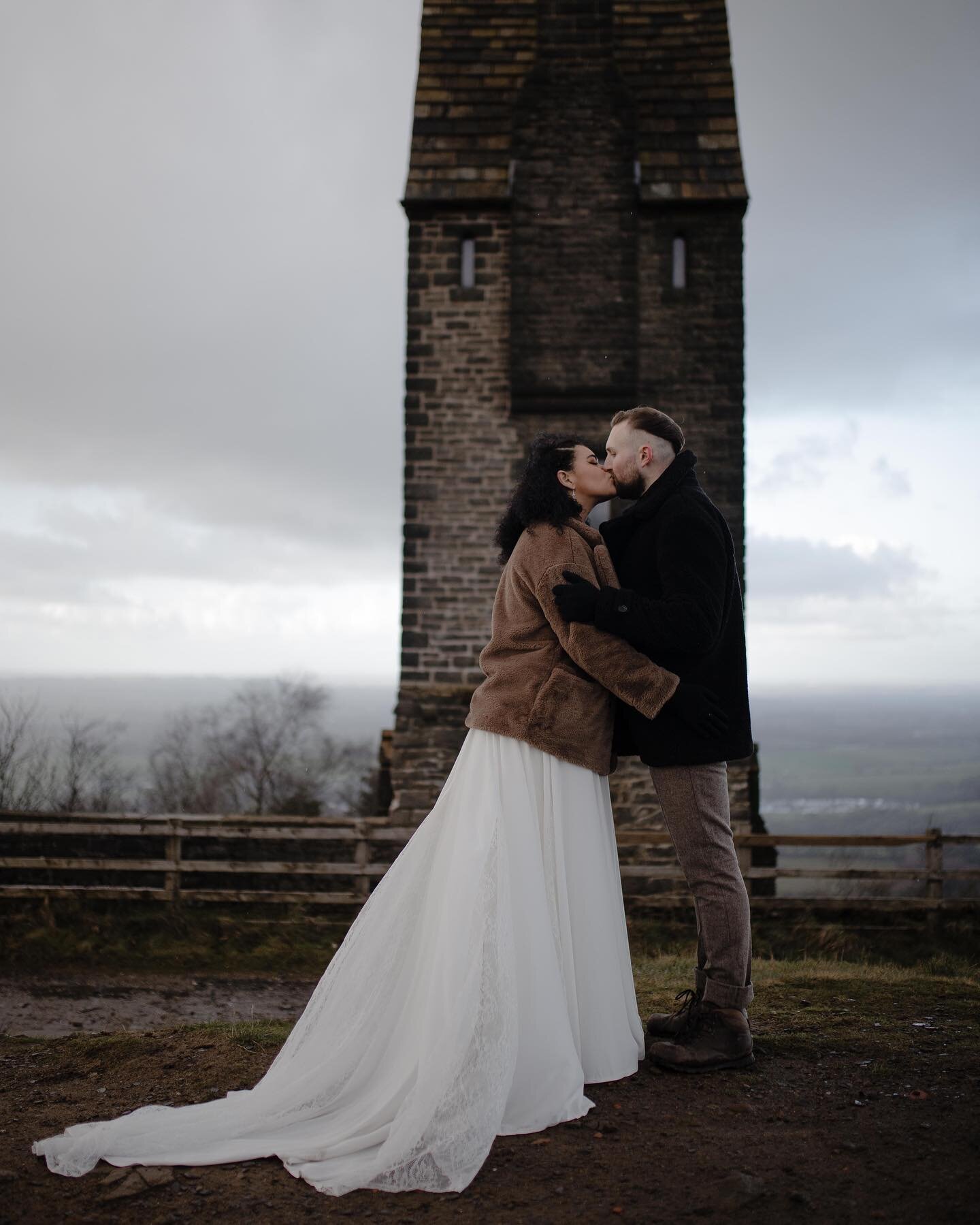 Those crisp chilly months are no less beautiful for a wedding or elopement. If anything, it means you get to add gorgeous, cozy coats to your ensemble, and who doesn&rsquo;t love that?! 🌨️🌟

#rusticwedding #peakdistrictweddingphotographer #rivingto