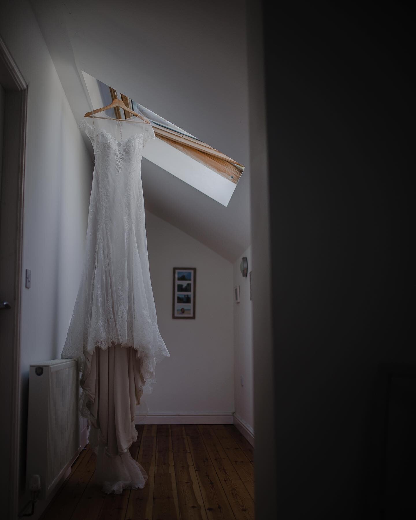 Skylights ALWAYS make for gorgeous indoor lighting. We loved the getting ready shots for this beautiful Anglesey wedding.

The bride&rsquo;s stunning veil by @wildernessbride is still one of our all time favorites.

#rusticwedding #peakdistrictweddin