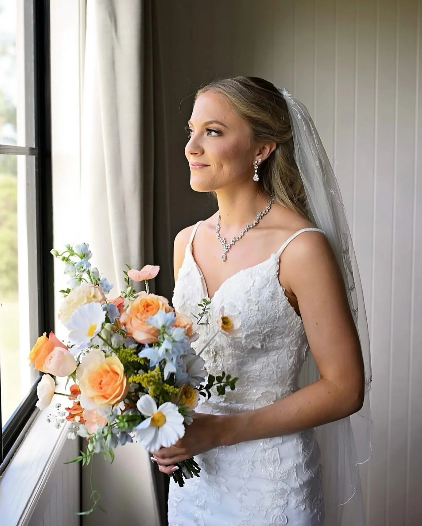 Photo&rsquo;s from Ashleigh&rsquo;s day 💍

Makeup for Ash &amp; her bridesmaids 🫶🏼

📸 @beautifulmemoriesphotography 

For 2026/27 wedding bookings please visit my website (link in bio) to submit an enquiry ✉️

@nghair 
@wildflowerbotanicals_ 
@he