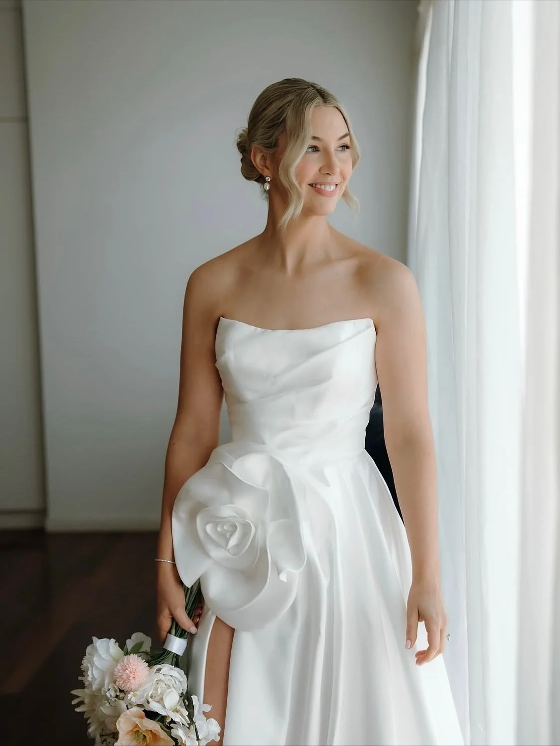 Reminiscing on bride Jenna 👰🏼🤍

Bridal makeup is easily one of my favourite styles of makeup to create, and Jenna chose the perfect bridal look for her special day. 

Photography @grey.skies.photographics 
Hair @_hairbysinead 
Venues @havenemupark