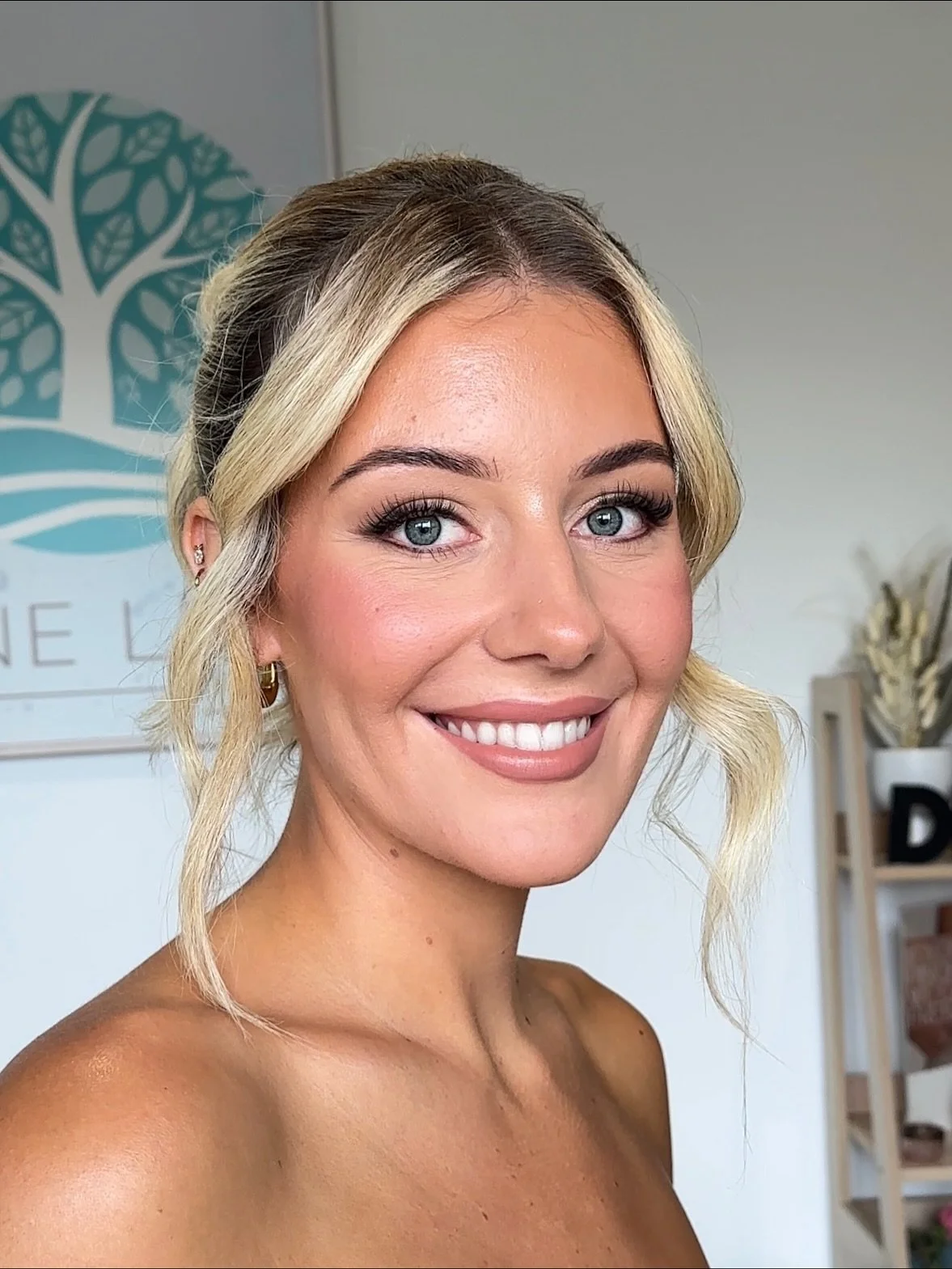 Event ready 🤍🥂

Soft glam for beautiful Annais 🫶🏼

Hair by @luxura.hairr 

Minimal spots remain for 2025, message me to check makeup availability and get in early for your 2026 events 🗓️

#rockhamptonmakeup #rockhamptonmakeupartist #softglam #ro