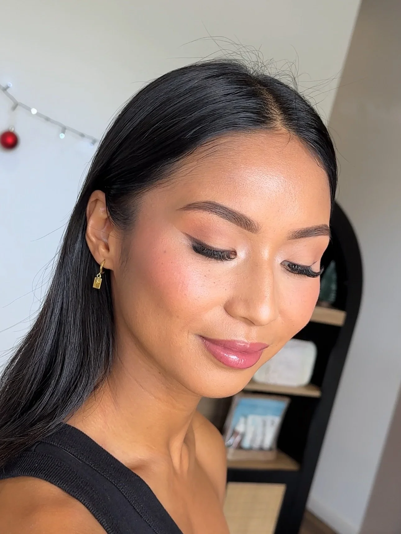2 different makeup looks for Ella 🫶🏼

Ella wanted soft glam for her events at the end of last year. The first look we did more pops of colour and a soft brown wing, the second look we did a neutral bronzey glam with some shimmer on the eyes. Both l