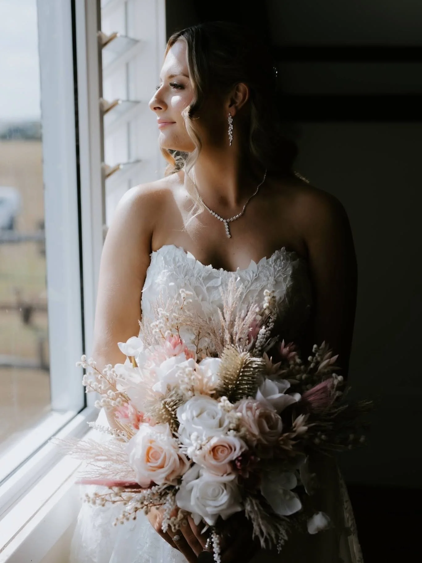 Wedding season is in full swing 🍃✨

So blessed to work with the most wonderful brides 🫶🏼

Also recently worked alongside @makeup.byjacinta and @thelillfrancbeautybar for some larger bridal parties which was so nice 🤍

📸 @thestormandme 

#wedding