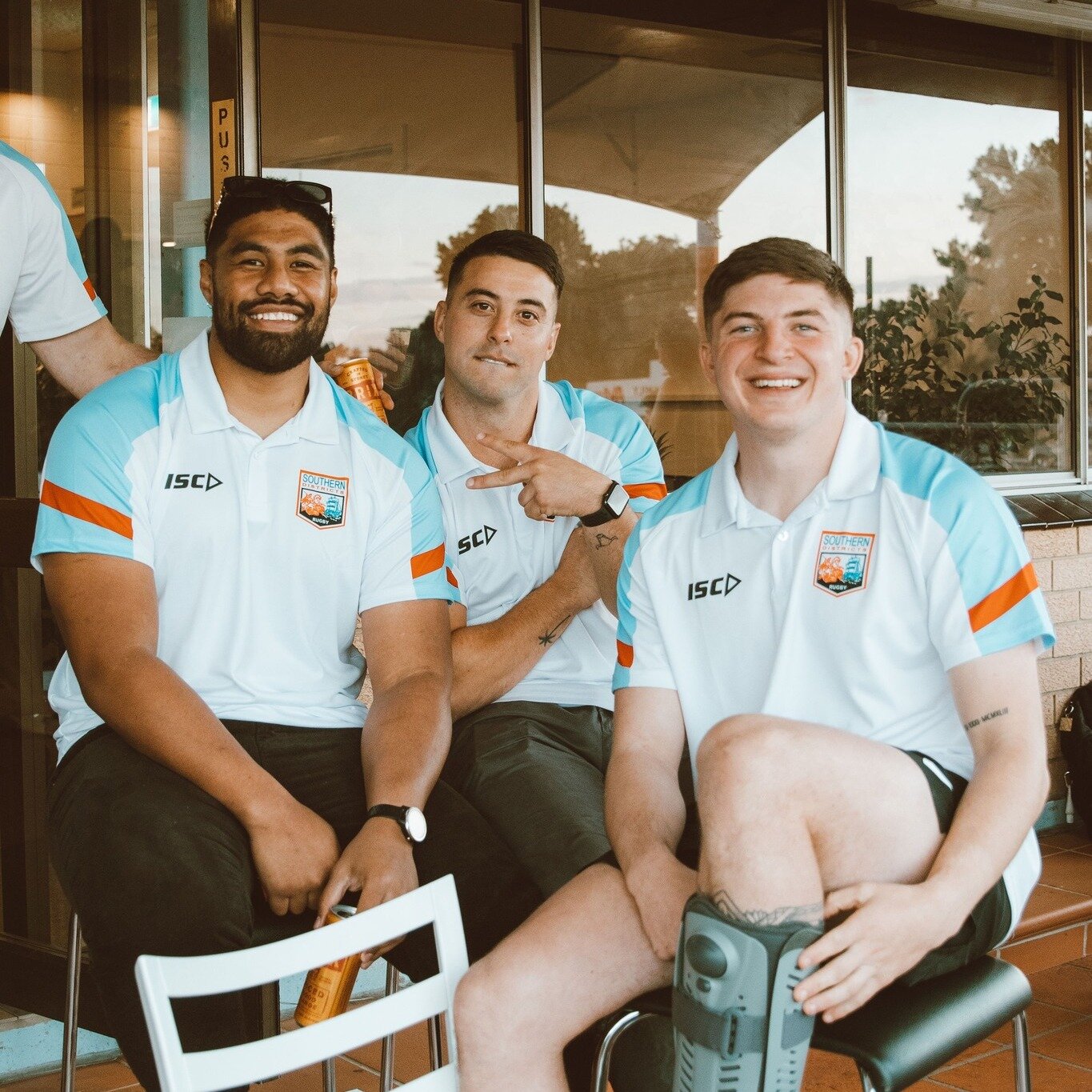 Time for some &quot;Team Bonding&quot; on the Greenfields Balcony

Come grab a beer, cocktail or glass of wine this weekend with the Lads FieldSide!

📷 @czestyphotography 

#footy #team #fun