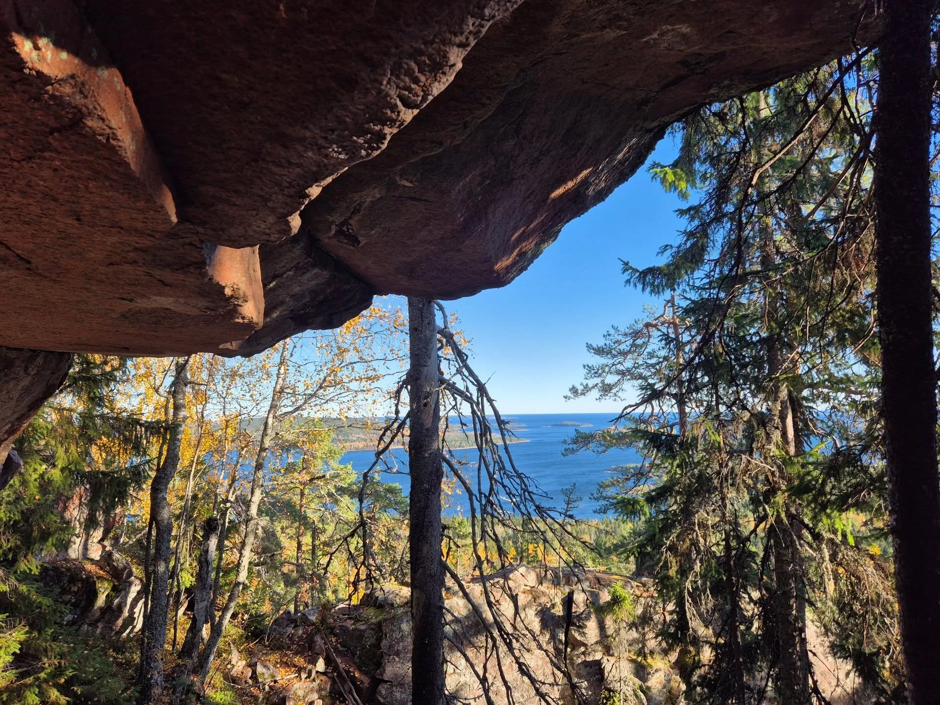 View from the cave in Skuleskogens Nationalpark
#hiking #hikingadventure #outdoors #nature #nationalpark #cave#skuleskogensnationalpark #HighCoast #högakusten #sweden