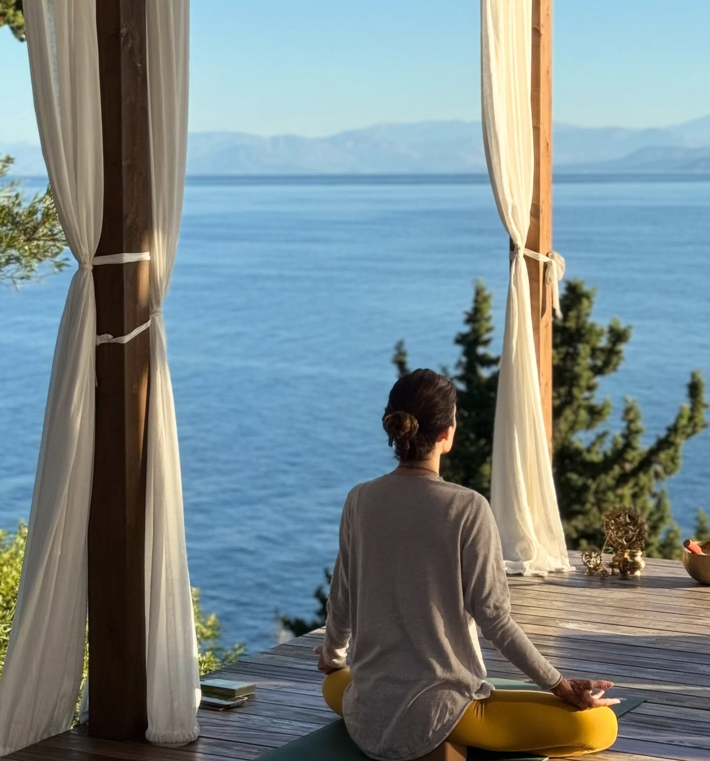 The 4-7-8 breath to calm the mind 🧘🏽&zwj;♀️
As the year comes to an end, the days can feel full and the mind a little noisy.
If that feels familiar, take a moment to reconnect.

Place one hand on your belly.
Inhale softly through the nose for 4.
Ho