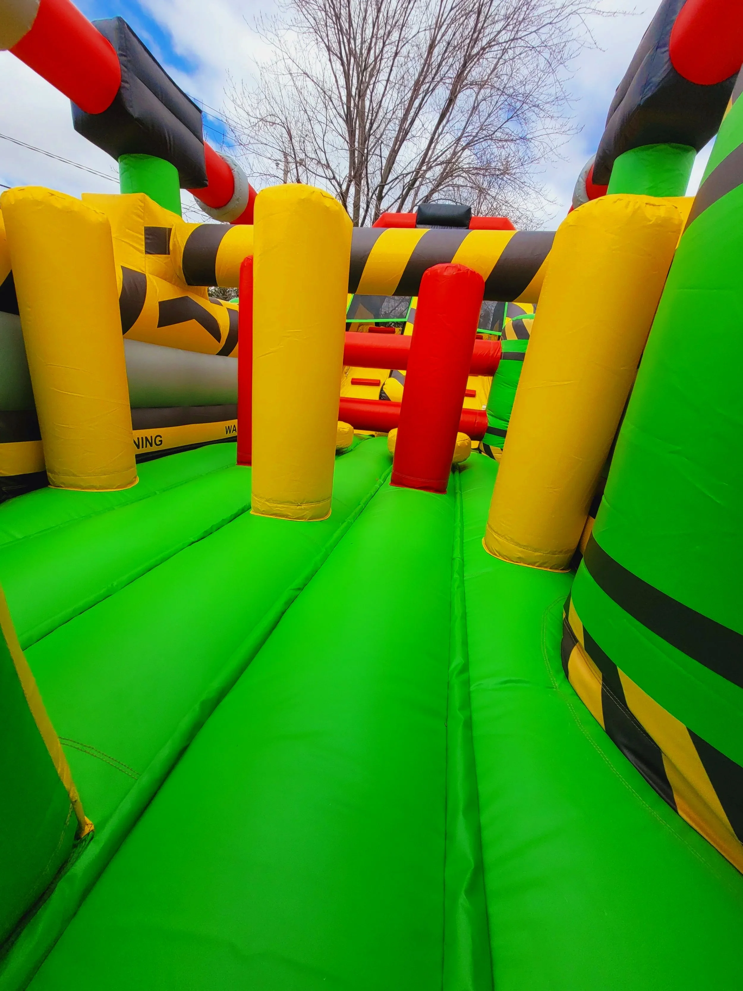 Course extrême jeu gonflable obstacles