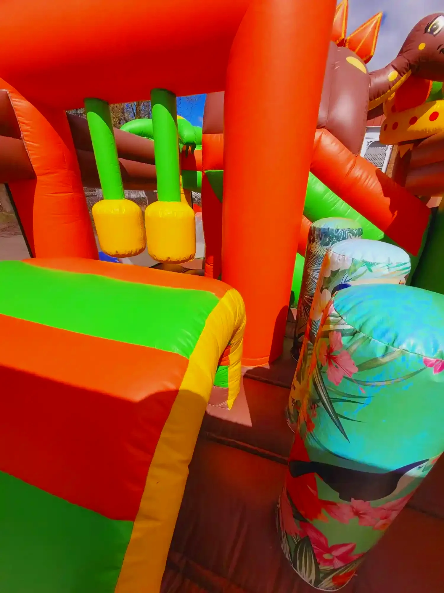 Jeu gonflable dino3