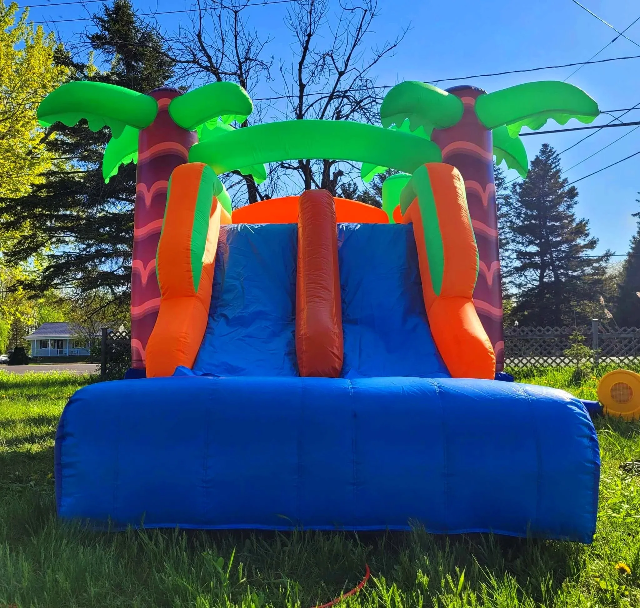 Jeu gonflable parcour avec glissades