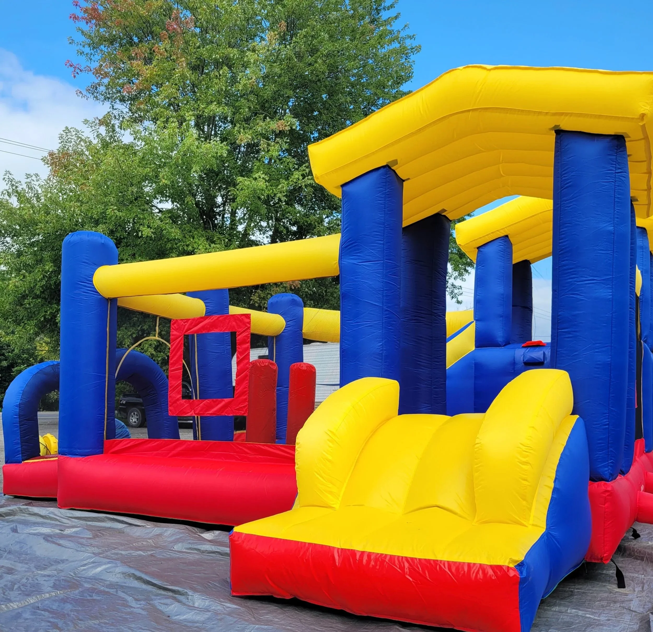 Maison à obstacle gonflable  pour louer multicouleur